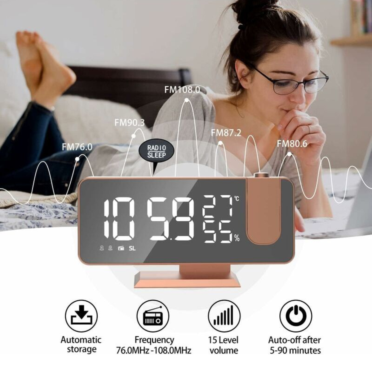 Frau im Bett mit Brille, blickt auf Laptop. Eine Digitaluhr zeigt Zeit, Temperatur und Radiofrequenz an.