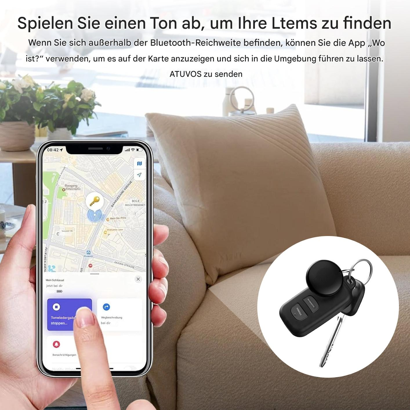 Hand, die ein Telefon mit einer Karte mit einem Schlüsselsymbol, Schlüsseln mit einem schwarzen Anhänger und einer Couch hält.