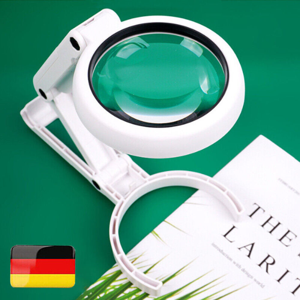 Eine weiße Lupe liegt auf einem weißen Buch mit grünem Hintergrund. Eine deutsche Flagge befindet sich unten links.