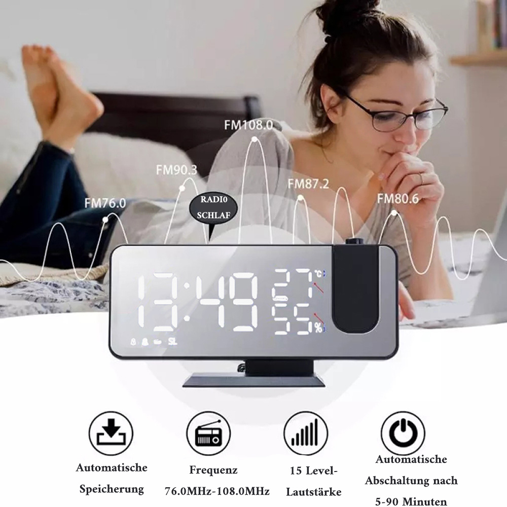 Eine Frau mit Brille betrachtet eine Digitaluhr mit der Zeit 13:49. Die Uhr steht auf einem Bett. Radiofrequenzen werden angezeigt.