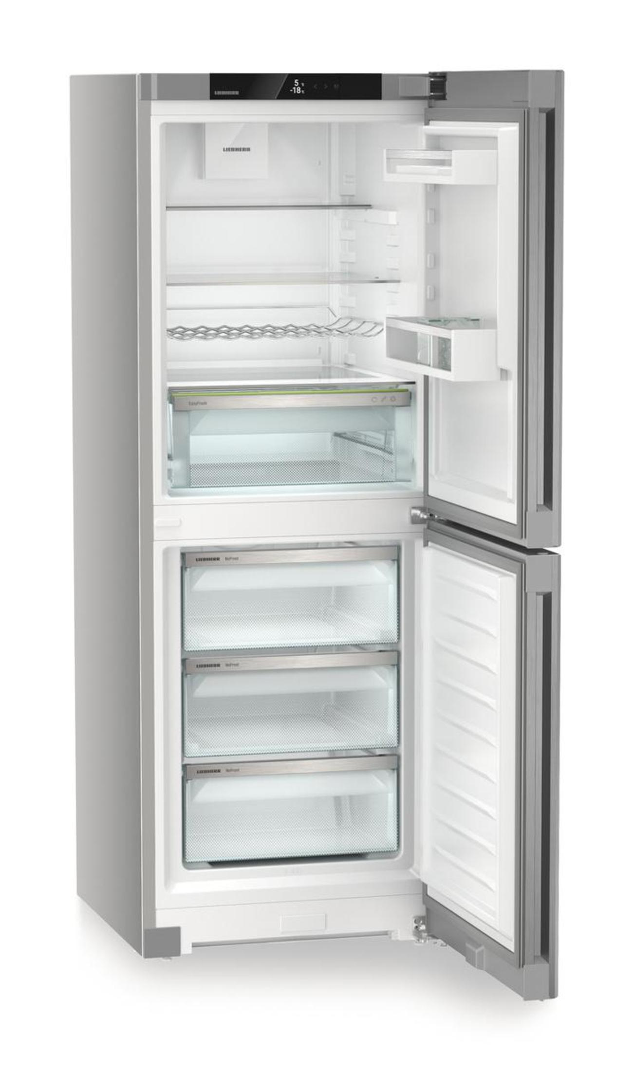 Ein zweitüriger Kühlschrank ist geöffnet und zeigt Glasböden und Schubladen. Der obere Teil hat Regale, der untere Schubladen, beide leer.