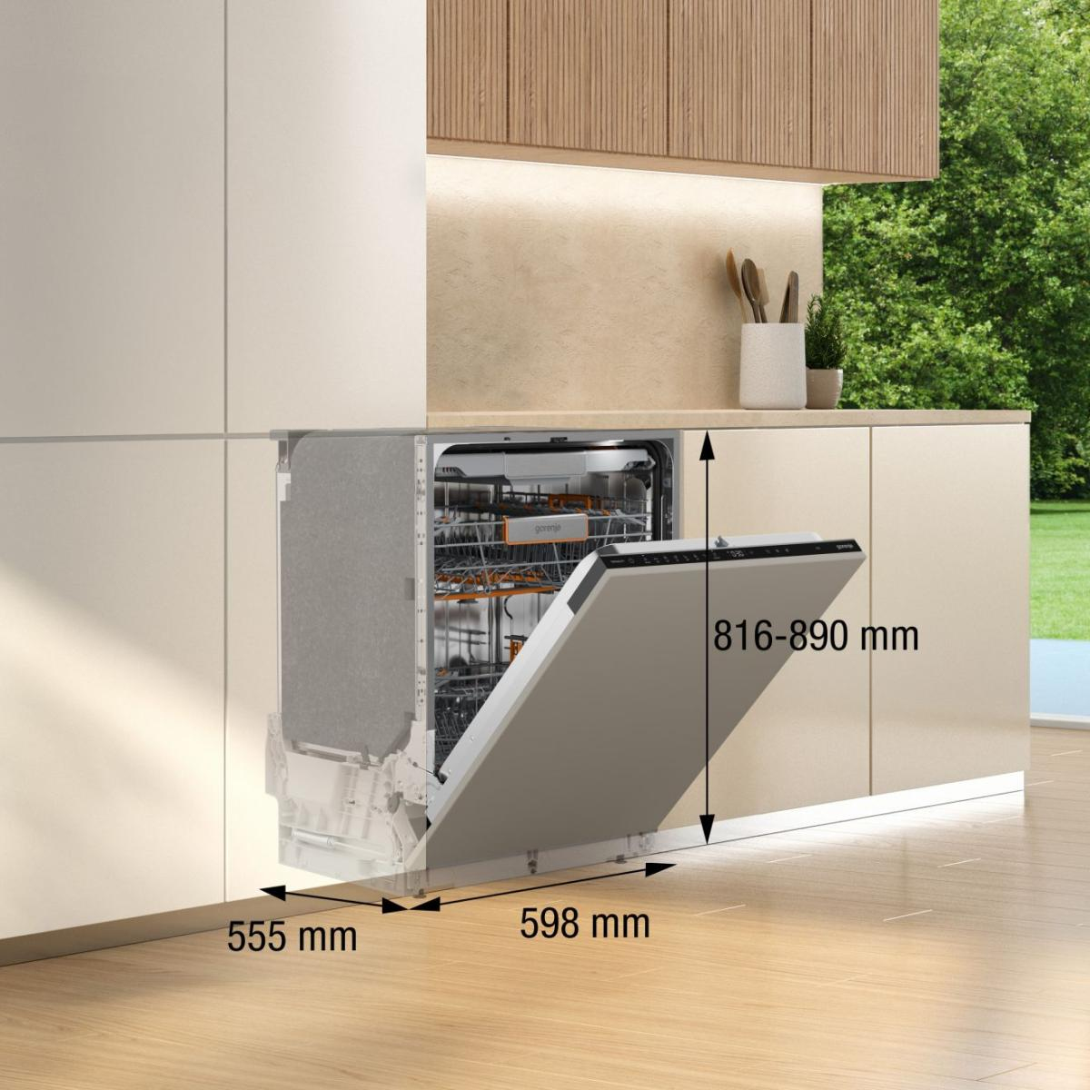 Lavastoviglie installata in mobile cucina. Porta aperta mostra cestelli. Dimensioni 555x598x816-890mm. Tonalità legno e beige.