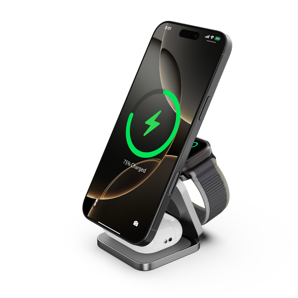 Ein Telefon, das auf einem Ständer mit einer Uhr und Ohrhörern geladen wird. Das Telefon zeigt 75% geladen, einen grünen Blitz und einen schwarzen Bildschirm.