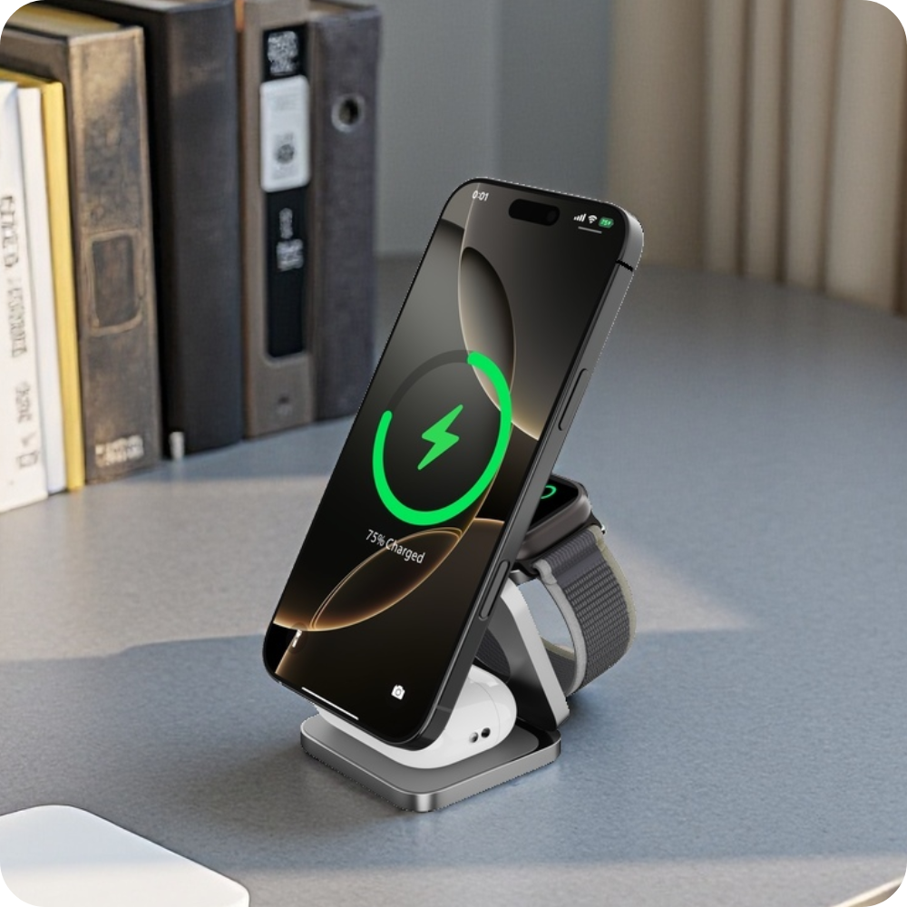 Ein Telefon, das auf einem Ständer mit einer Apple Watch und AirPods geladen wird. Der Bildschirm zeigt 75 % geladen. Bücher im Hintergrund.