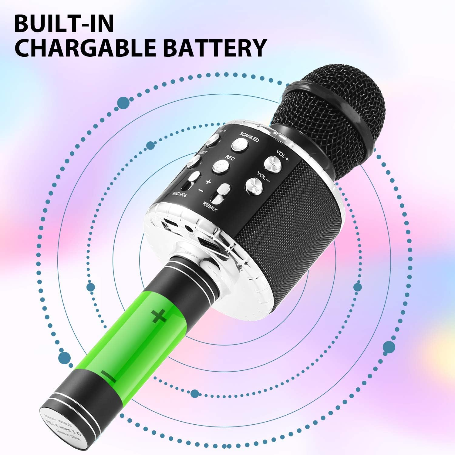 Ein schwarzes und silbernes Mikrofon mit einer grünen Batterie. Es hat Tasten für Lautstärke und Aufnahme. Text: 'Built-in Chargable Battery'.