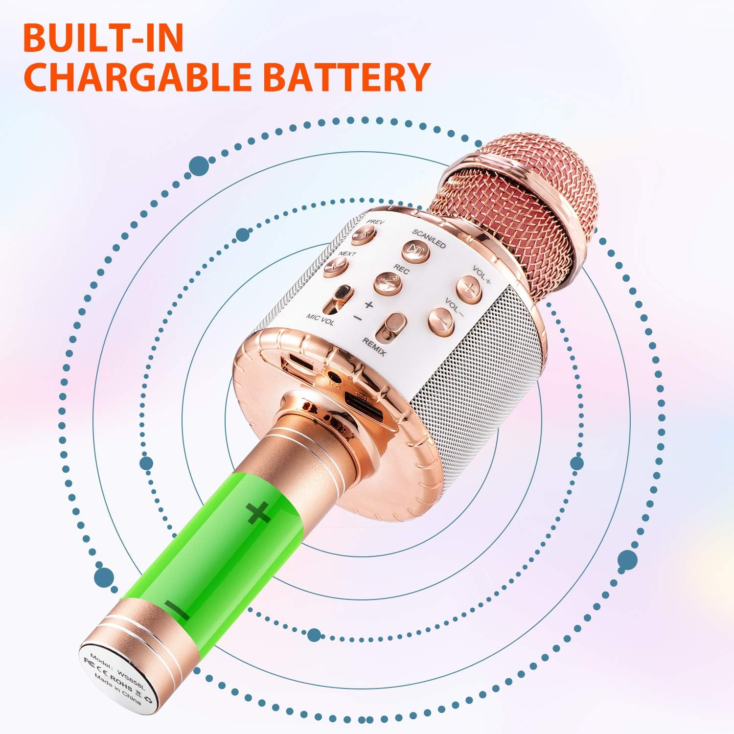 Ein gold-weißes Mikrofon mit einem roségoldenen Mesh-Kopf und Knöpfen. Auf dem Griff befindet sich eine grüne Batterie. Der Text lautet 'BUILT-IN CHARGABLE BATTERY'.