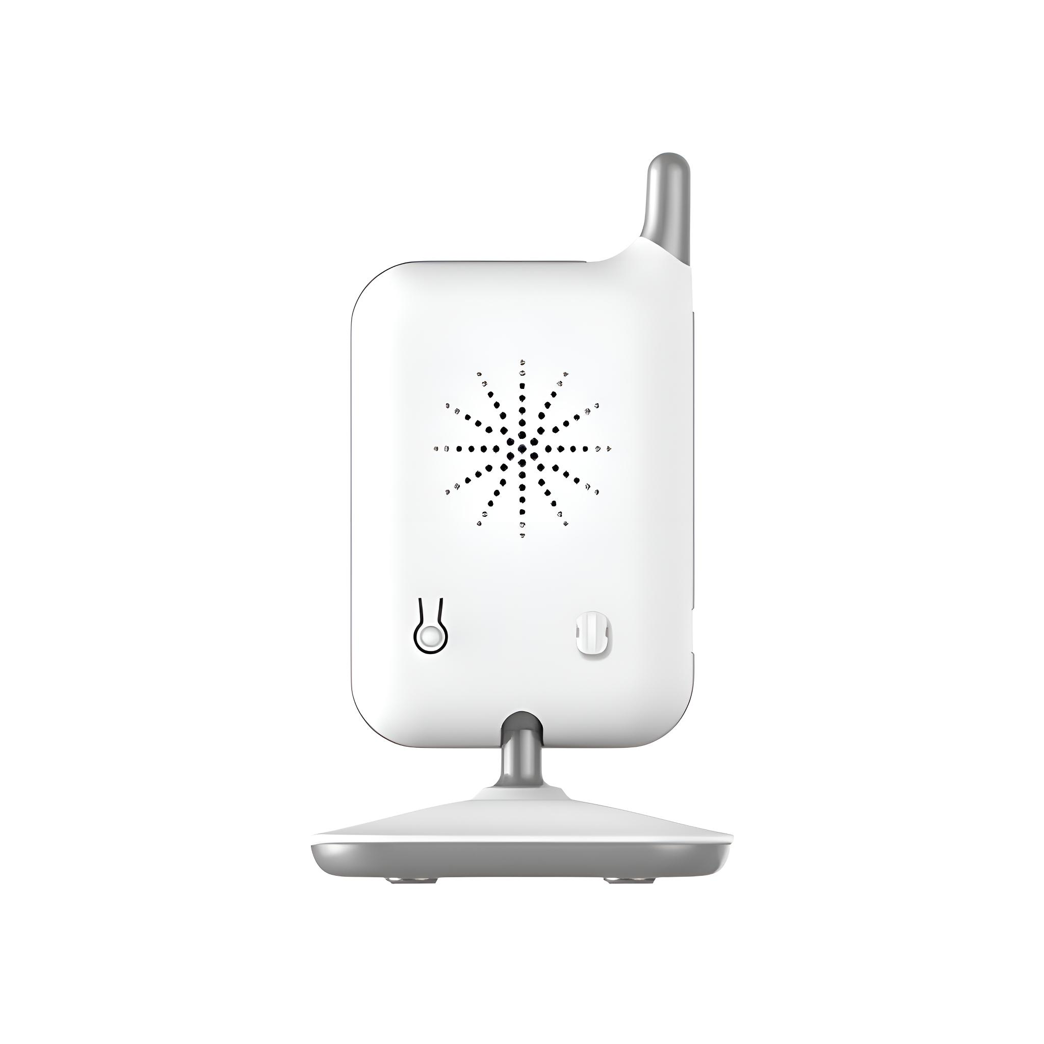Ein weißer Babyphone mit einer silbernen Antenne. Es hat einen Lautsprecher, eine Ein-/Aus-Taste und einen Sockel. Der Hintergrund ist schlicht weiß.