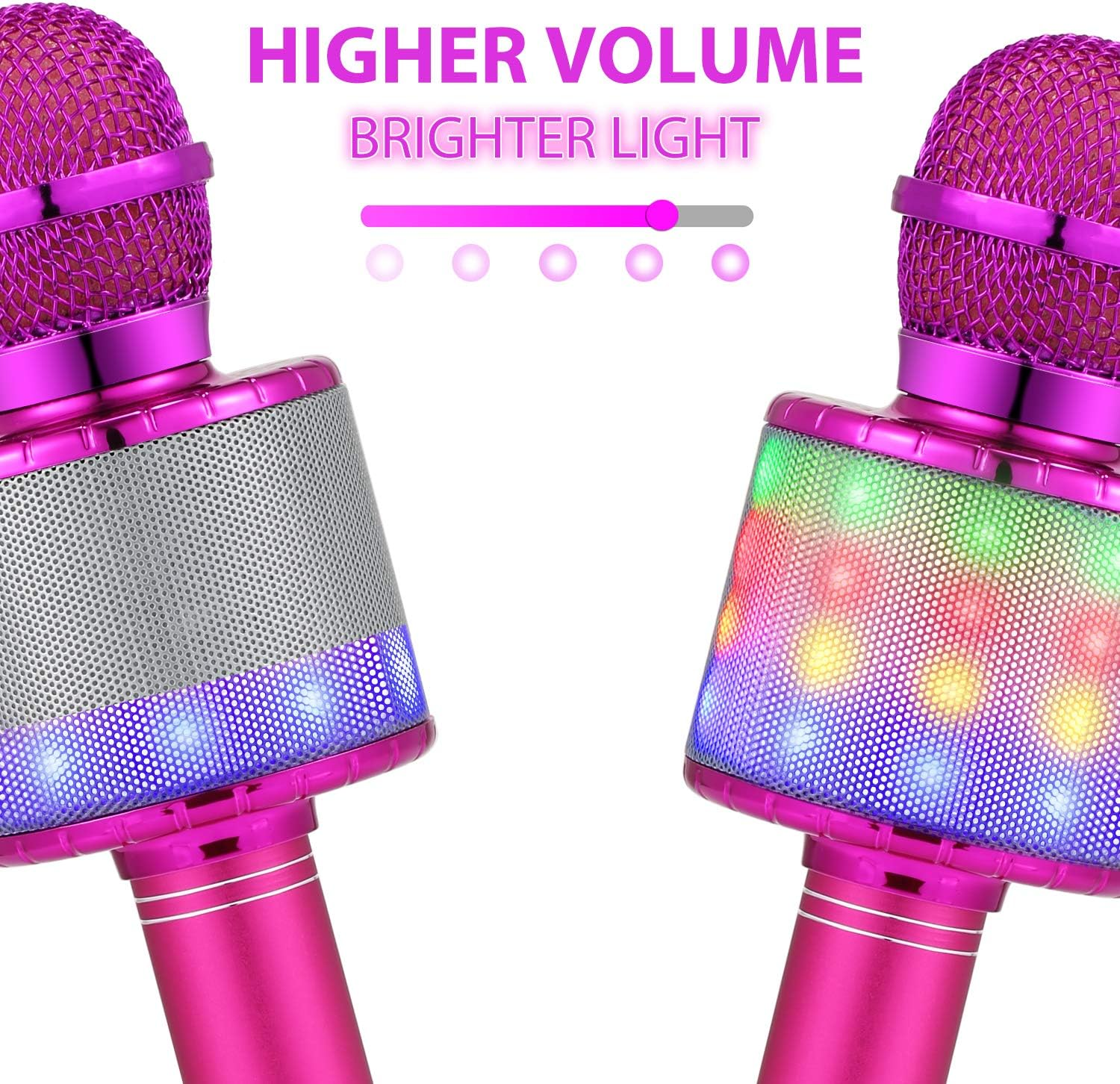 Zwei pinke Karaoke-Mikrofone. Der Text oben lautet 'HÖHERE LAUTSTÄRKE HELLERES LICHT'. Eins mit grauem Mesh, das andere mit bunten Lichtern.