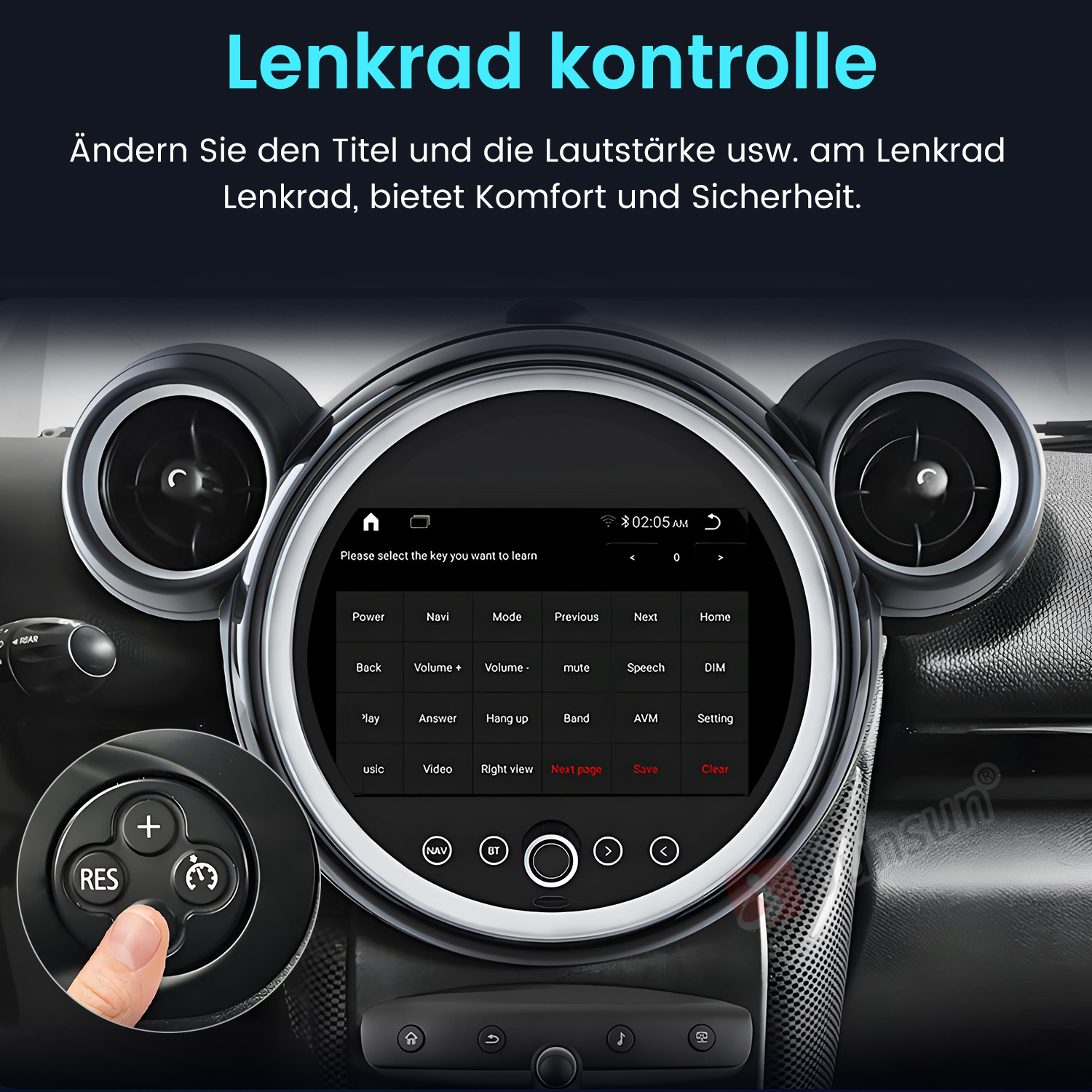 Auto-Armaturenbrett mit Bildschirm, der Einstellungen anzeigt. Eine Hand drückt eine Taste auf einem Bedienfeld. Text: 'Lenkrad kontrolle'.