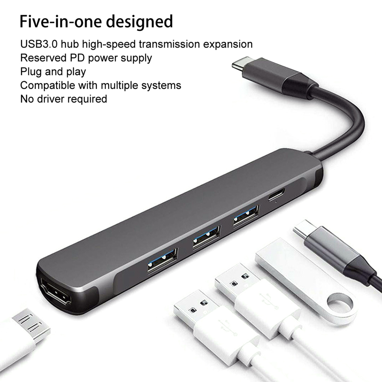 Ein grauer Fünf-in-Eins-USB-Hub mit mehreren Anschlüssen und angeschlossenen USB-Kabeln. Weißer Hintergrund.