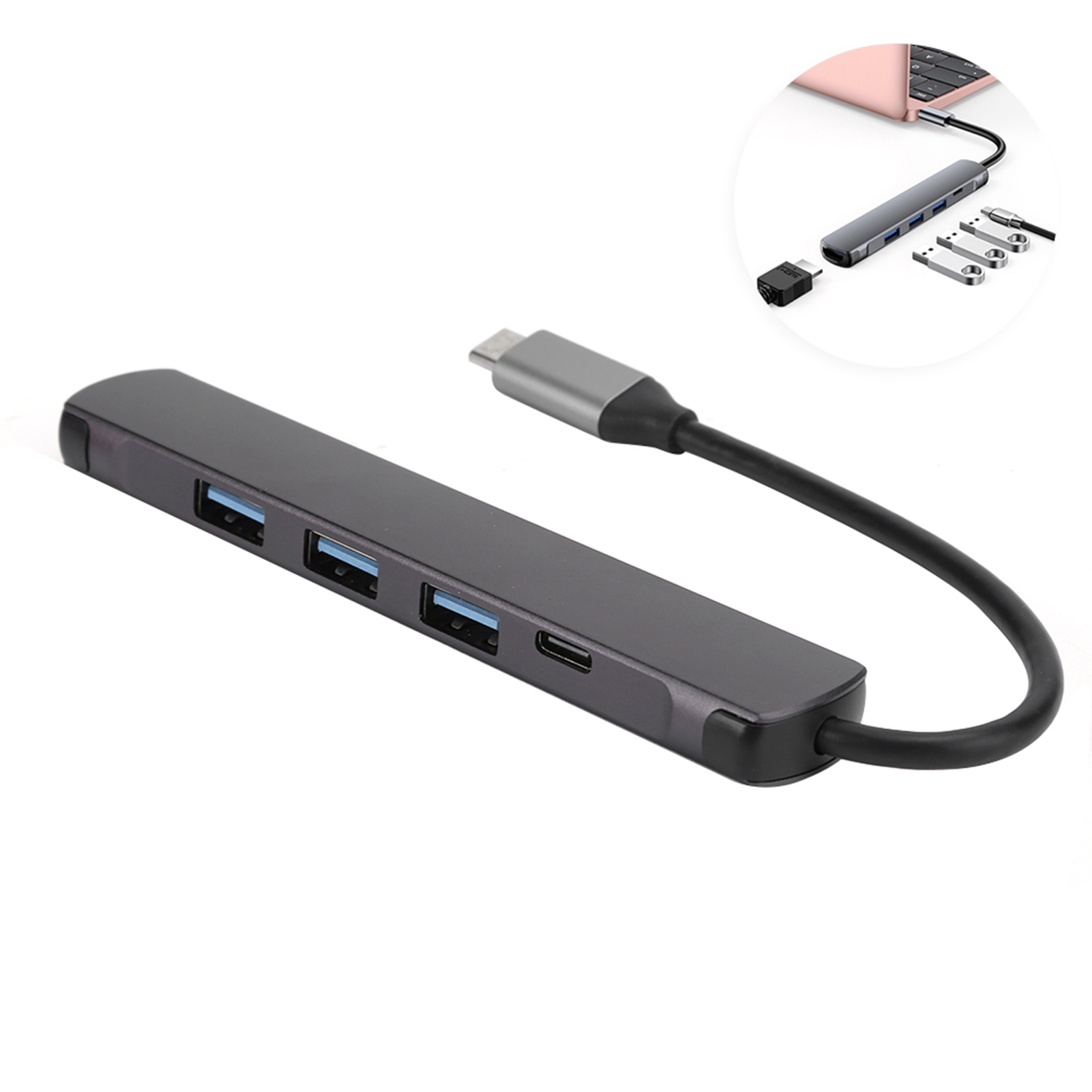 Ein schwarzer USB-C-Hub mit mehreren Anschlüssen. Ein Laptop ist über den Hub verbunden. Ein kleiner Kreis zeigt den Hub und Zubehör.