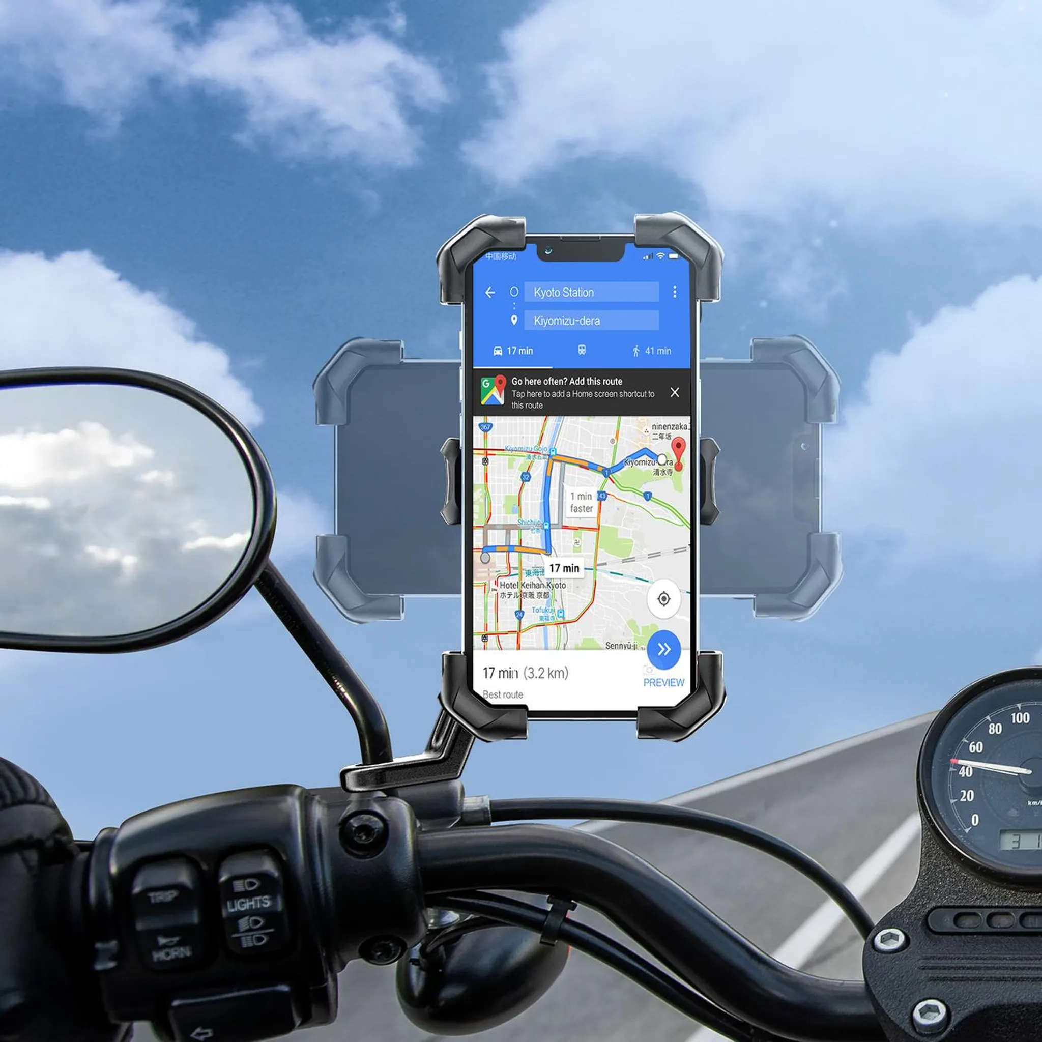 Motorradlenker mit Telefon mit Karte. Blauer Himmel und Wolken im Hintergrund.