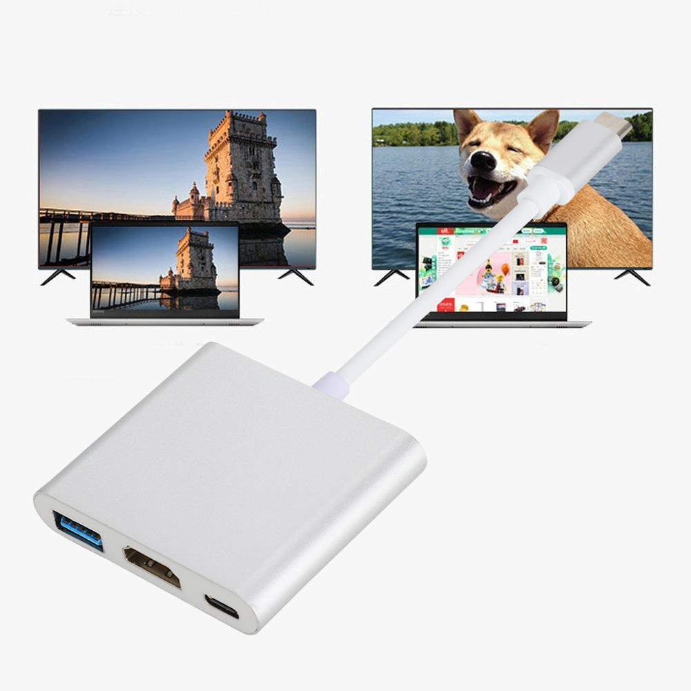 Ein silberner Adapter ist mit einem Laptop verbunden und zeigt Inhalte an. Zwei Fernseher zeigen Bilder, auf einem lächelt ein Hund. Ein Laptop steht mittig.