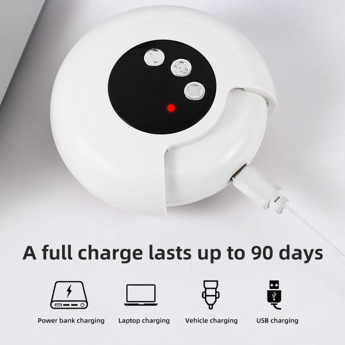 Weißes Ladegerät mit USB-Kabel, Knöpfen und rotem Licht. Der Text darunter lautet: Eine volle Ladung hält bis zu 90 Tage.