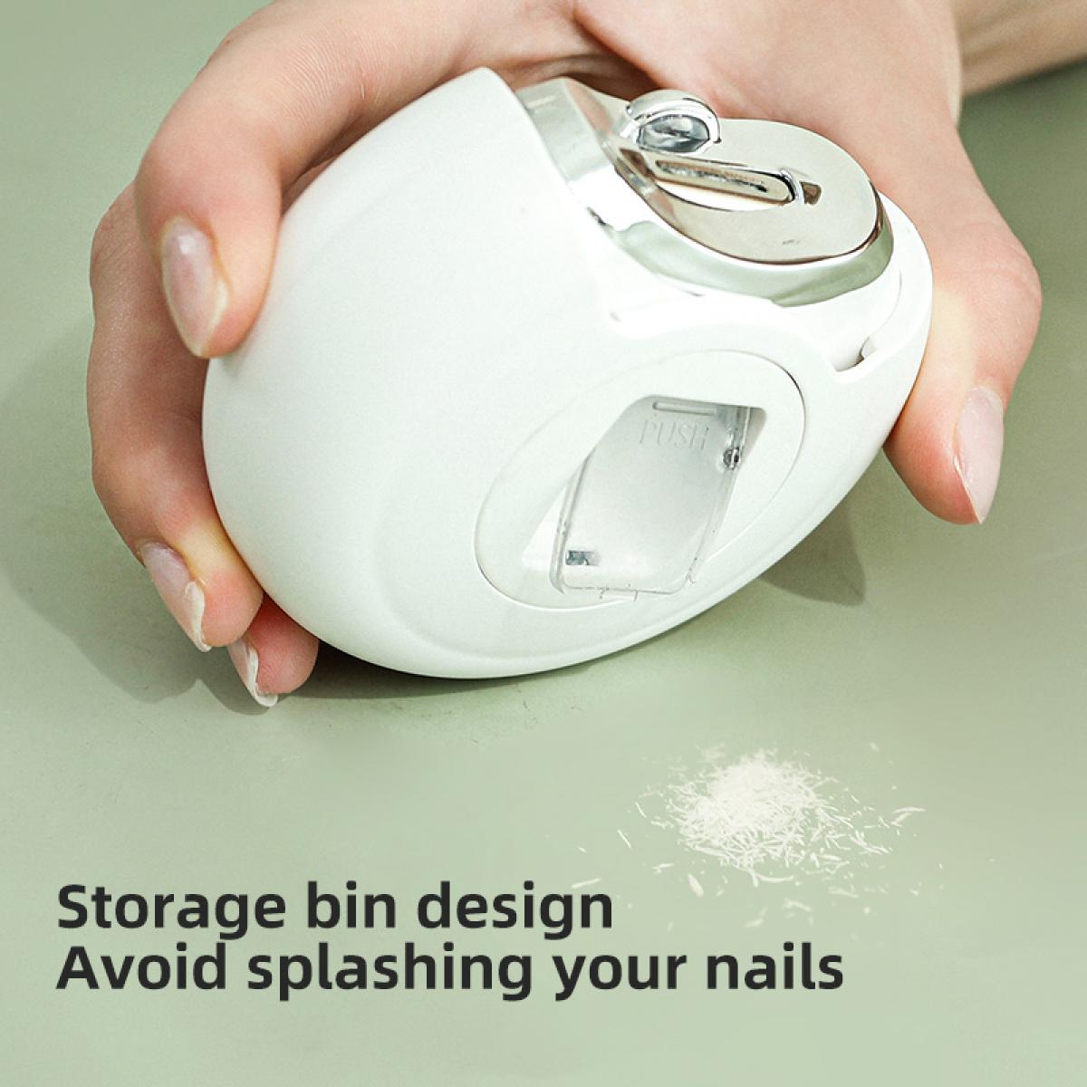 Ein weißes Nagelwerkzeug wird in einer Hand gehalten. Ein klares Plastikstück liest 'PUSH'. Nagelsplitter liegen auf der grünen Oberfläche.