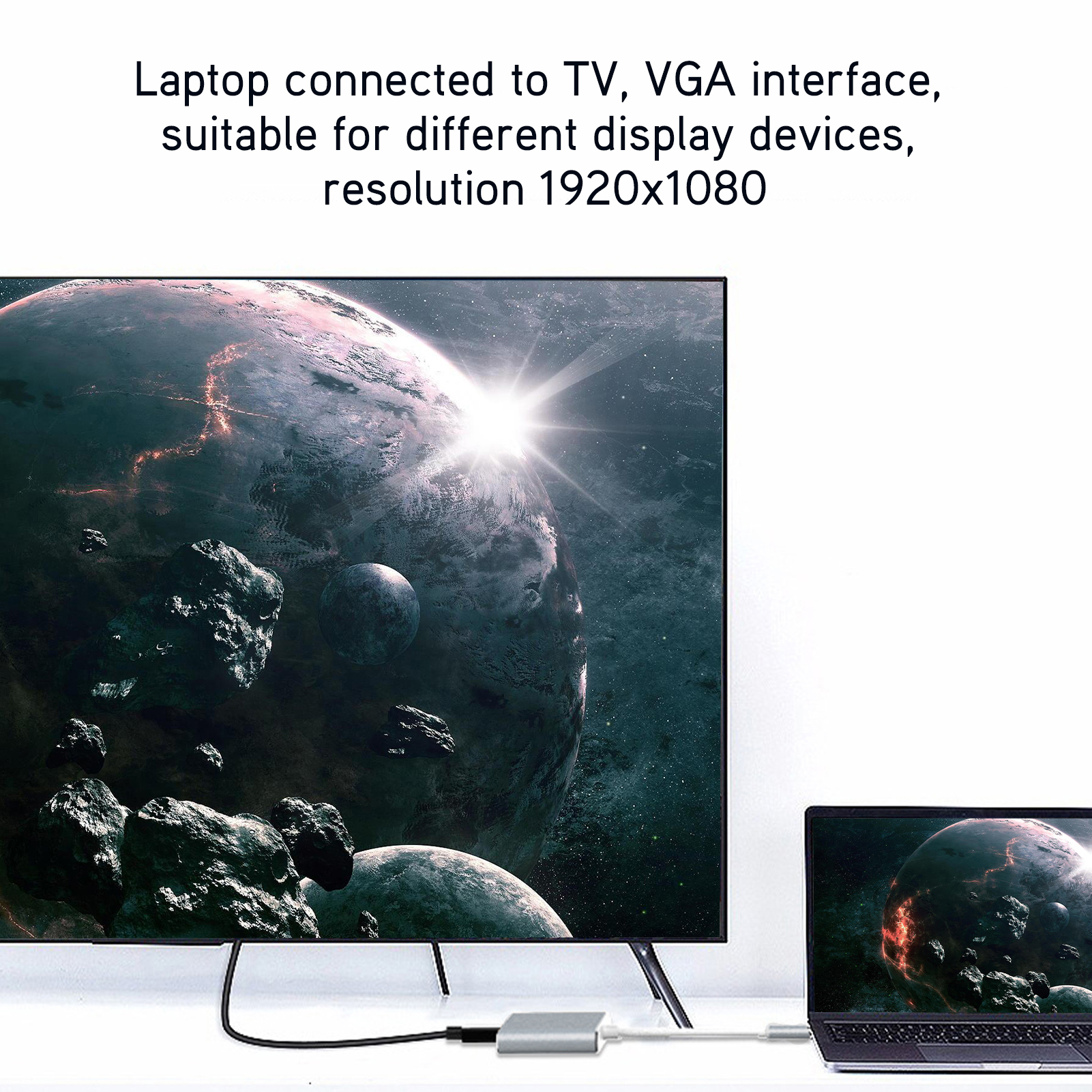 Laptop mit Fernseher verbunden. Planeten und Asteroiden auf dem Bildschirm. Ein silberner Adapter verbindet den Laptop mit dem Fernseher.