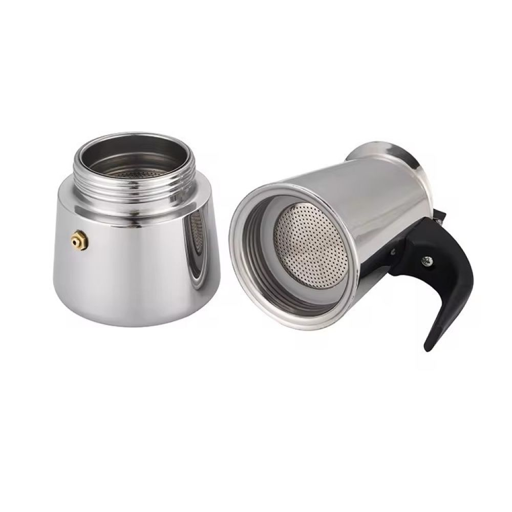 Eine zerlegte silberne Kaffeemaschine. Ein Teil hat einen Griff. Der andere Teil ist ein Sockel. Beide sind glänzend und metallisch.