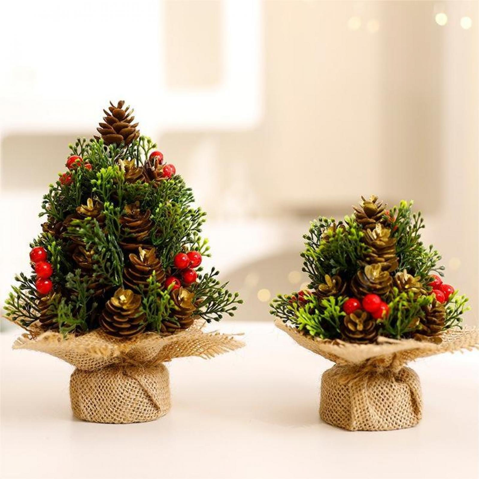 Zwei dekorative Weihnachtsbäume mit Tannenzapfen, roten Beeren und grünem Laub auf Jutegrundlagen vor verschwommenem Hintergrund.