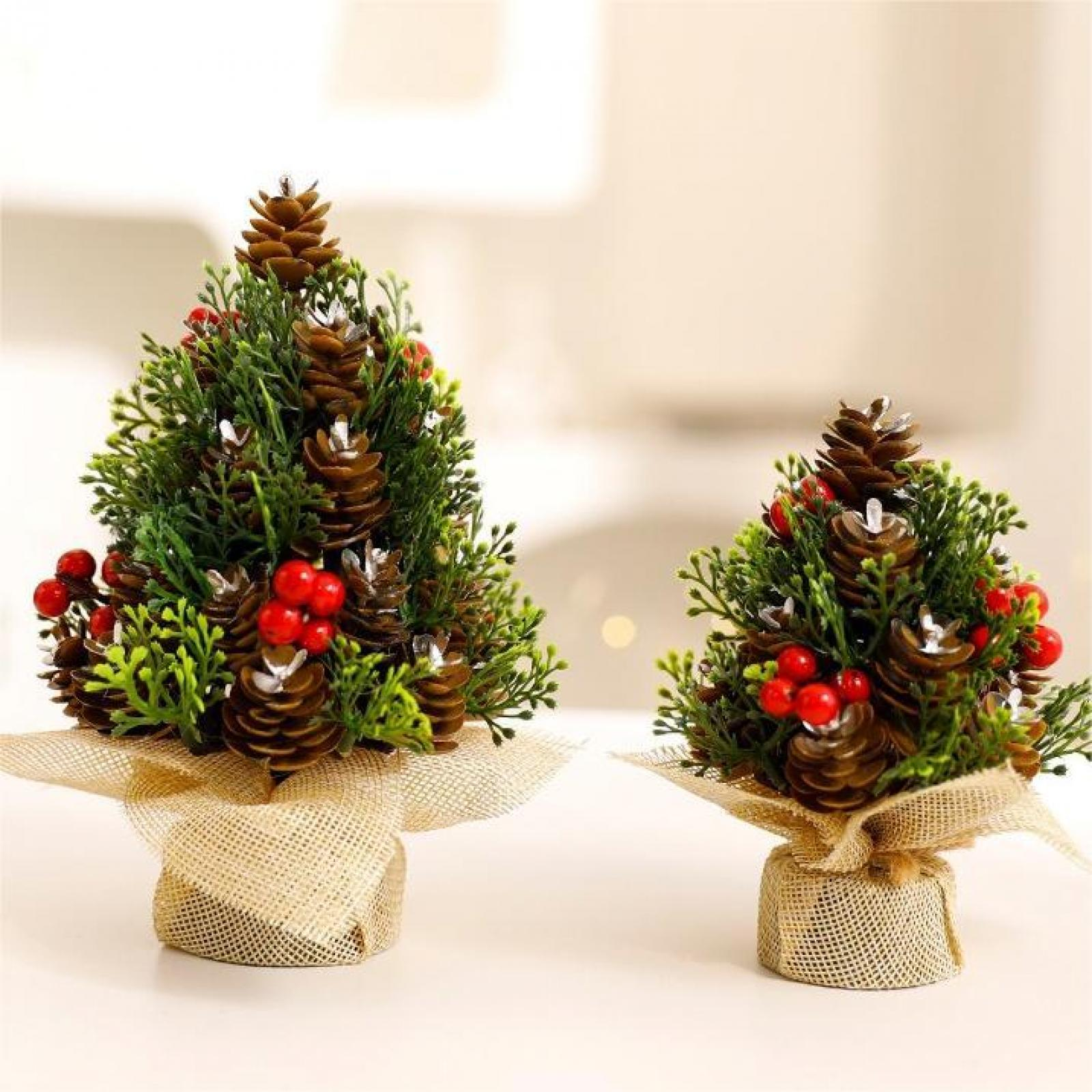 Zwei kleine Weihnachtsbaumdekorationen. Sie haben Tannenzapfen, rote Beeren und sind in Jute gewickelt.