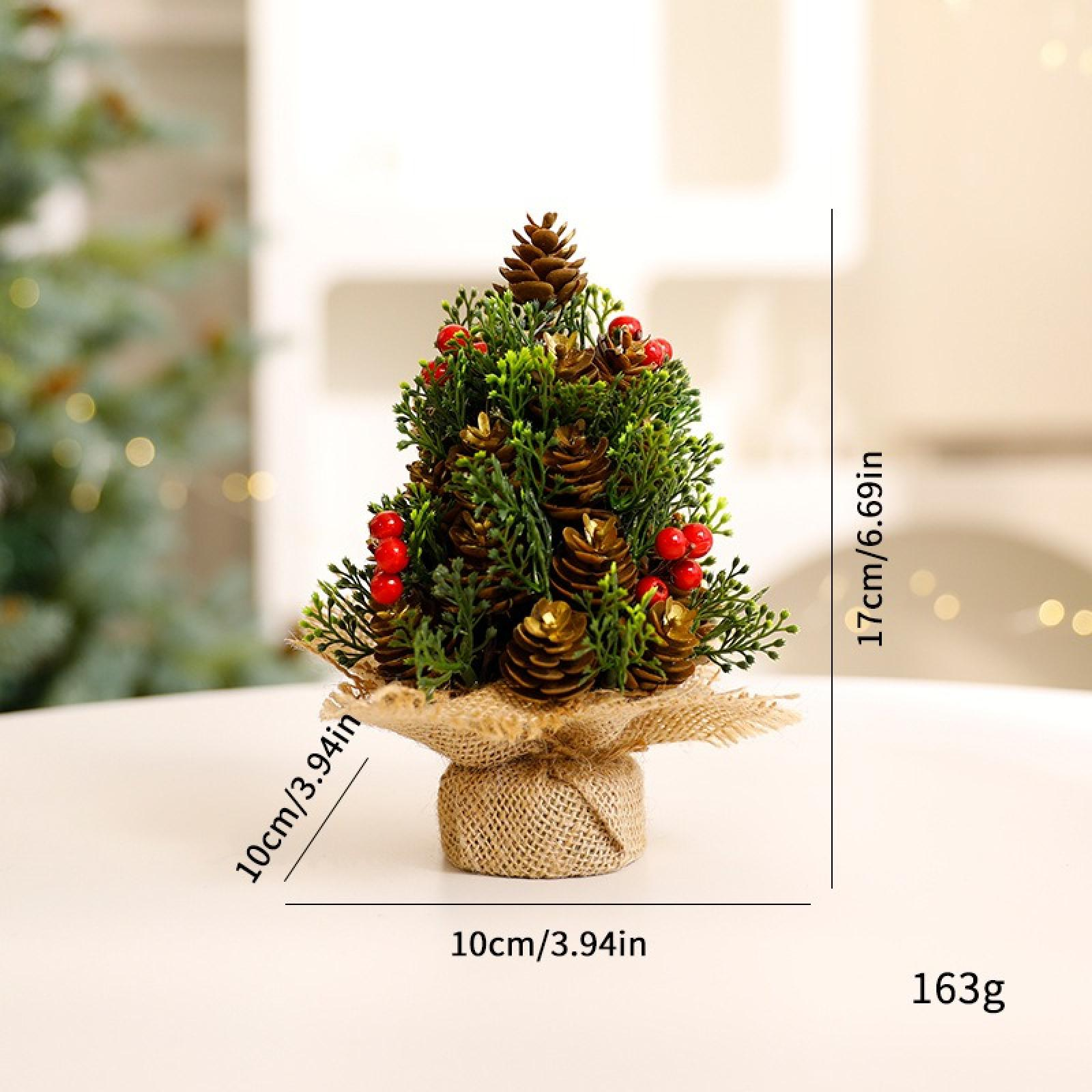 Ein kleiner Weihnachtsbaum mit Tannenzapfen und roten Beeren. Er steht in einem Jutesack. Abmessungen und Gewicht werden angezeigt.
