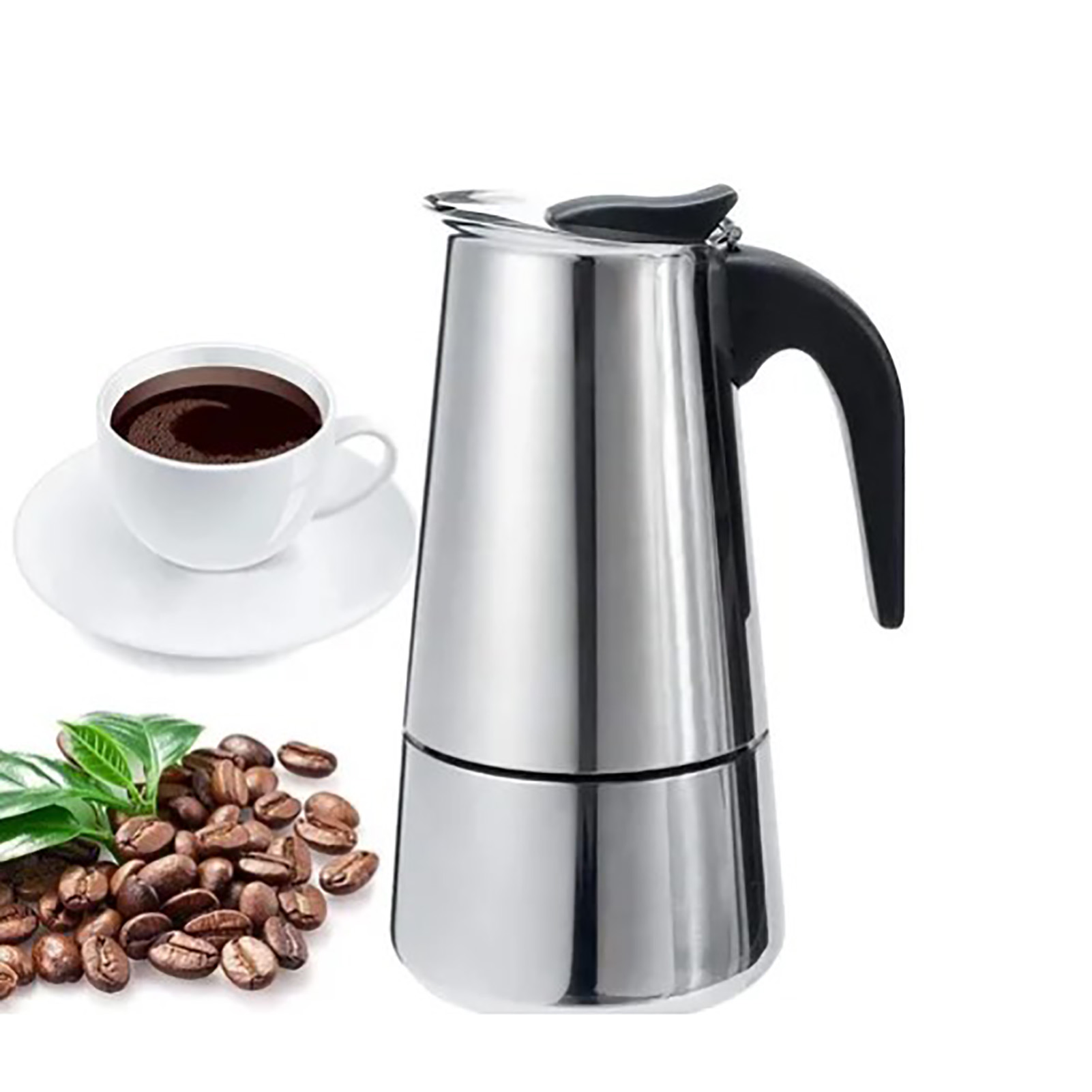 Eine silberne Kaffeemaschine, eine Tasse Kaffee, Kaffeebohnen und eine Untertasse auf weißem Grund.