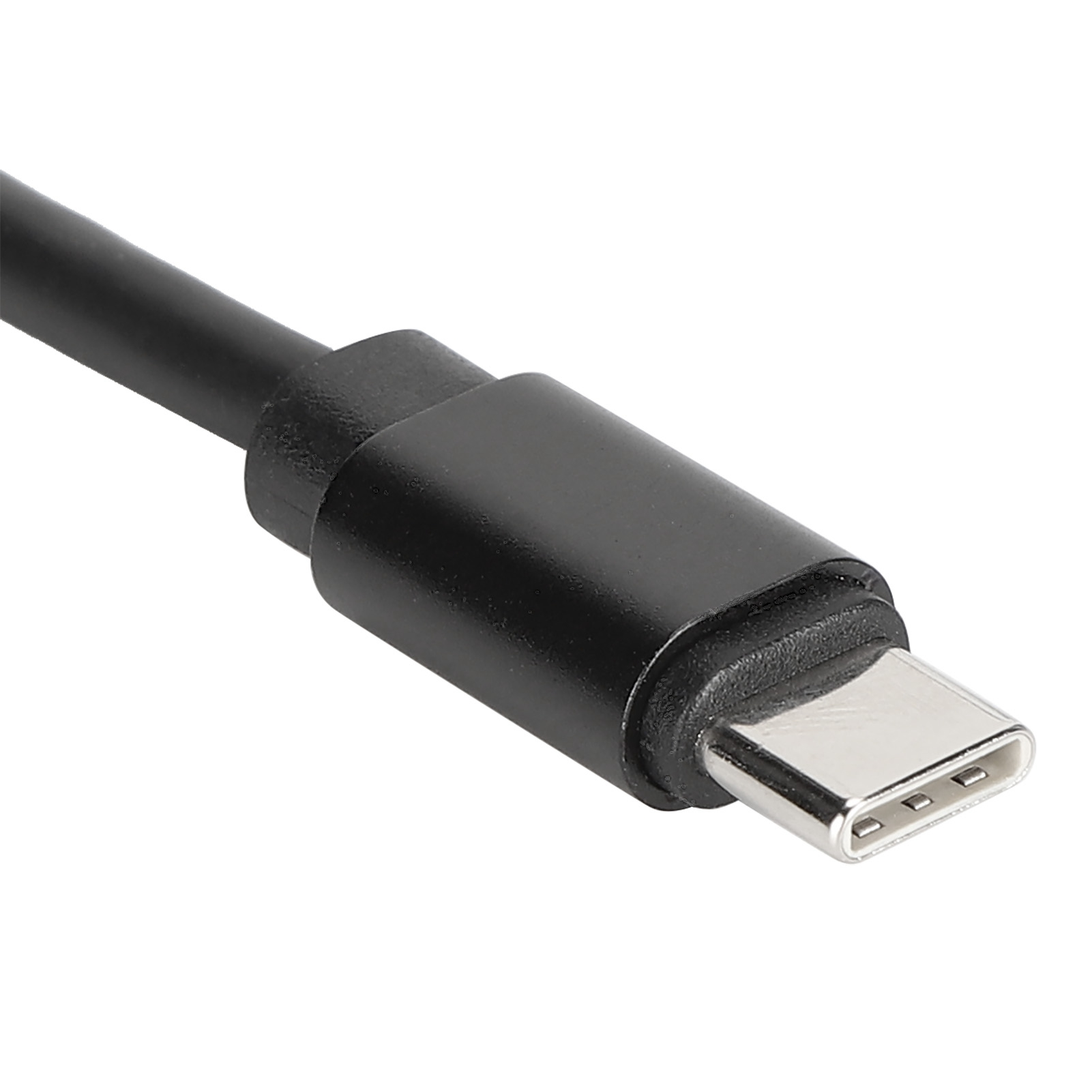 Ein schwarzes USB-C-Kabel wird gezeigt, wobei der Stecker im Fokus steht. Der Stecker ist silberfarben mit drei internen Stiften.