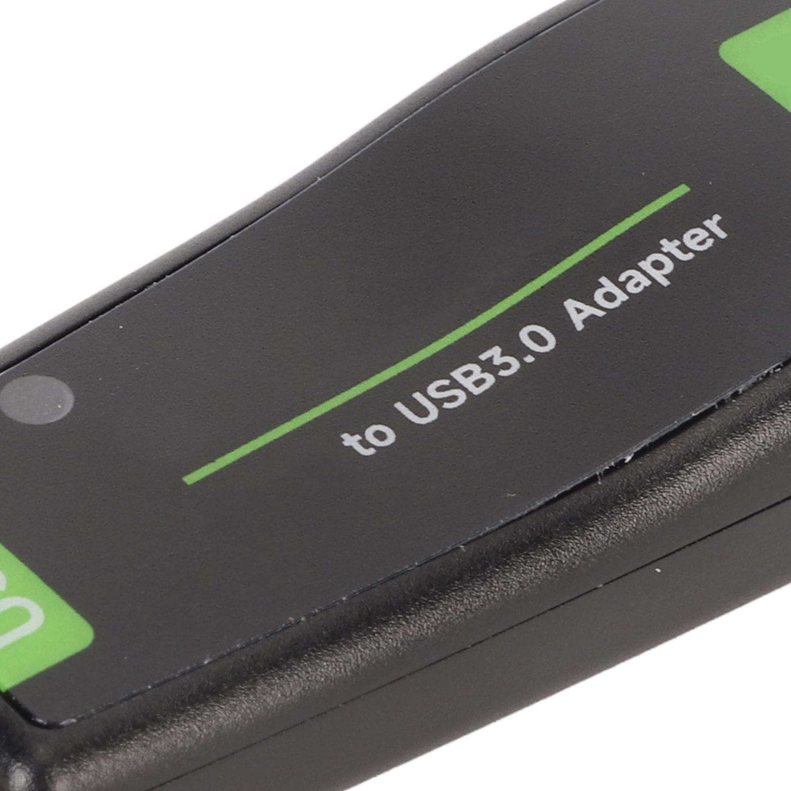 Schwarzer USB 3.0 Adapter mit weißem Text und einem grünen Strich. Weißer Hintergrund.