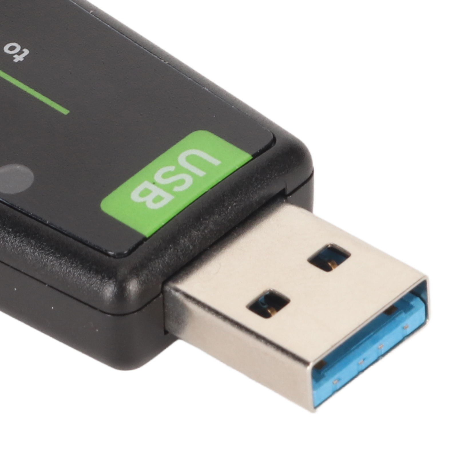 Schwarzer USB-Anschluss mit grünem USB-Etikett. Der USB-Anschluss ist silber und blau. Weißer Hintergrund.
