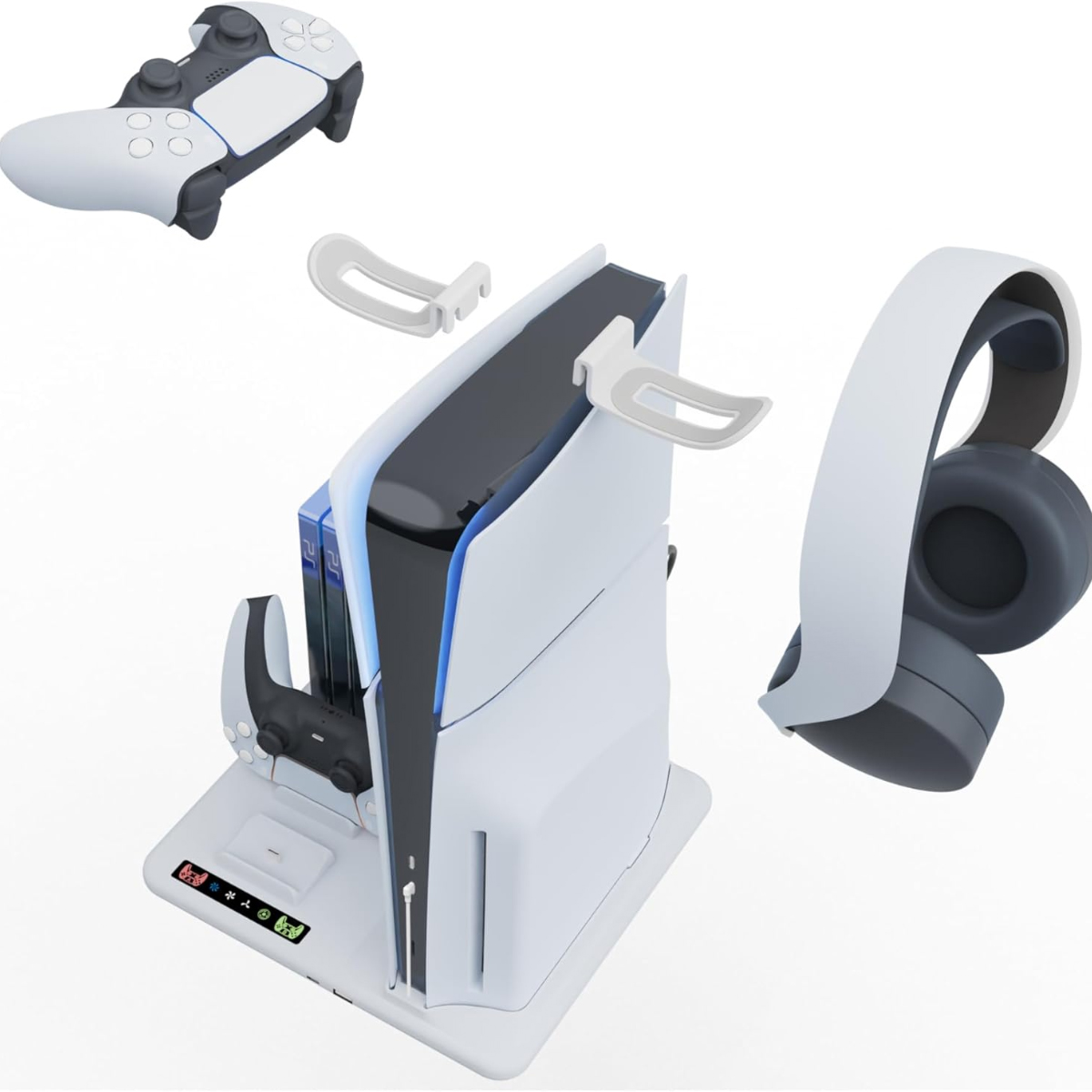 Eine weiße PS5-Konsole mit Controller, Headset und Ladegerät. Die Konsole steht auf einer Basis mit einem leuchtenden Display. Zubehör ist weiß und grau.
