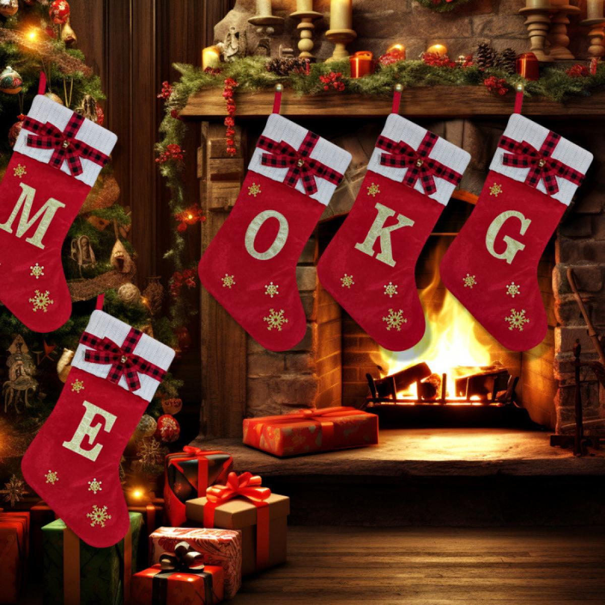 Weihnachtsszene: Strümpfe mit der Aufschrift 'MOKE', Geschenke, ein Weihnachtsbaum und ein Kamin mit Feuer und Kerzen.