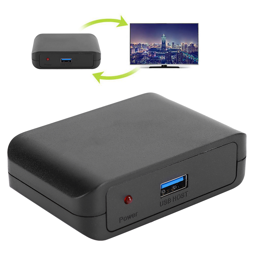 Ein schwarzes Gerät mit USB-Anschluss und Betriebsanzeige ist mit einem Fernseher verbunden, der eine Stadtlandschaft zeigt.