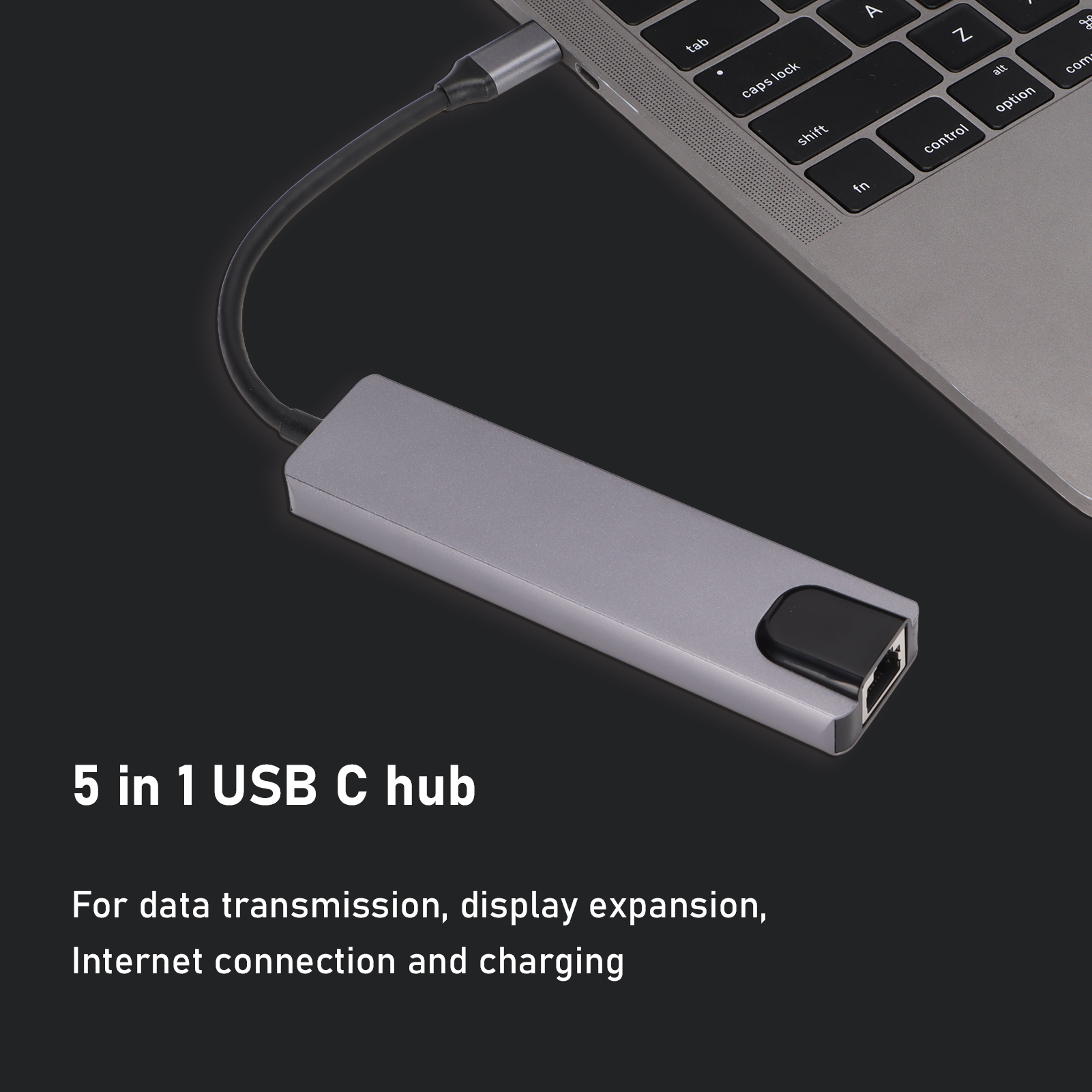 Ein silberner USB-C-Hub, der mit einem Laptop verbunden ist. Der Hub trägt die Aufschrift '5 in 1 USB C hub'.
