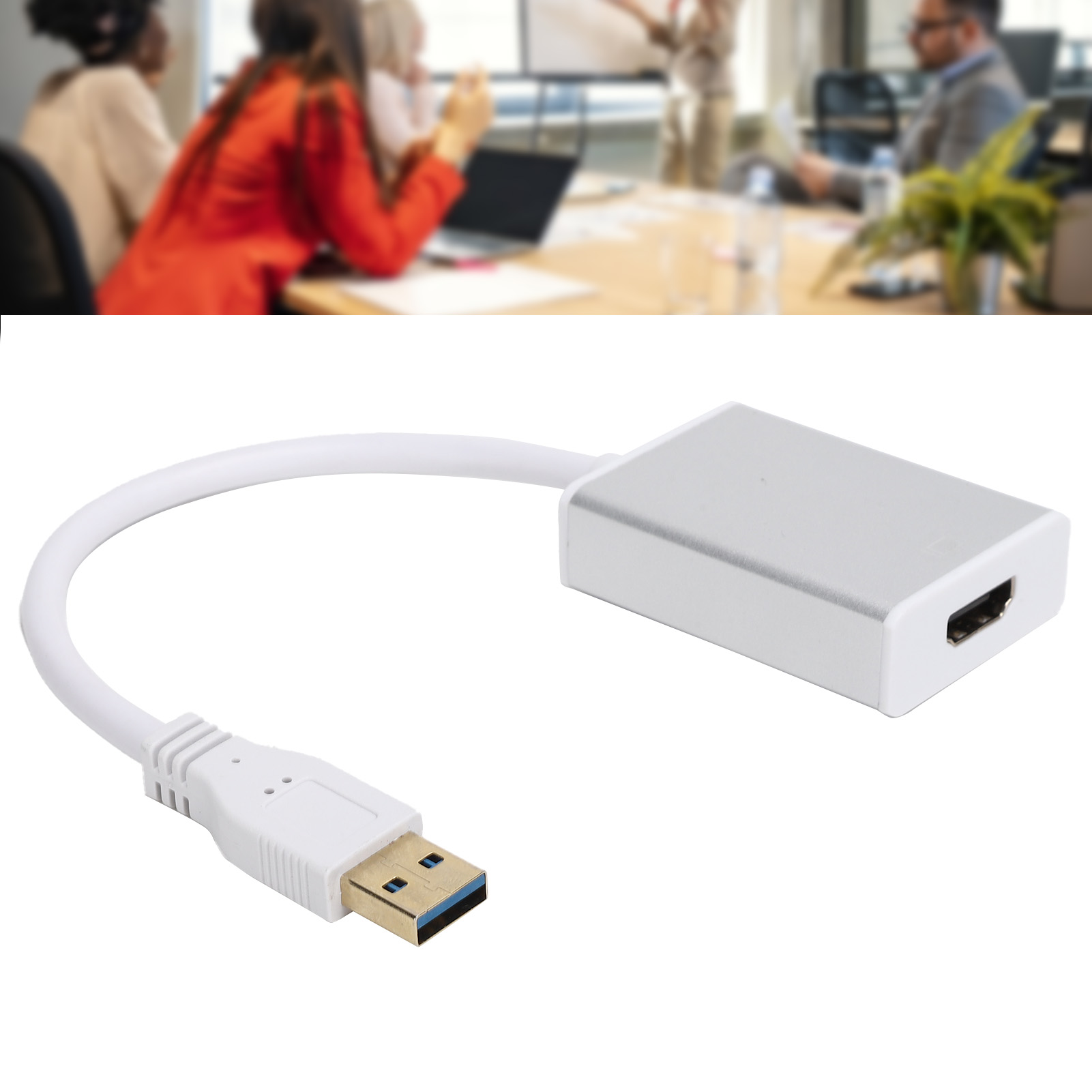 Ein weißer USB-zu-HDMI-Adapter. Im Hintergrund findet ein verschwommenes Geschäftstreffen statt.