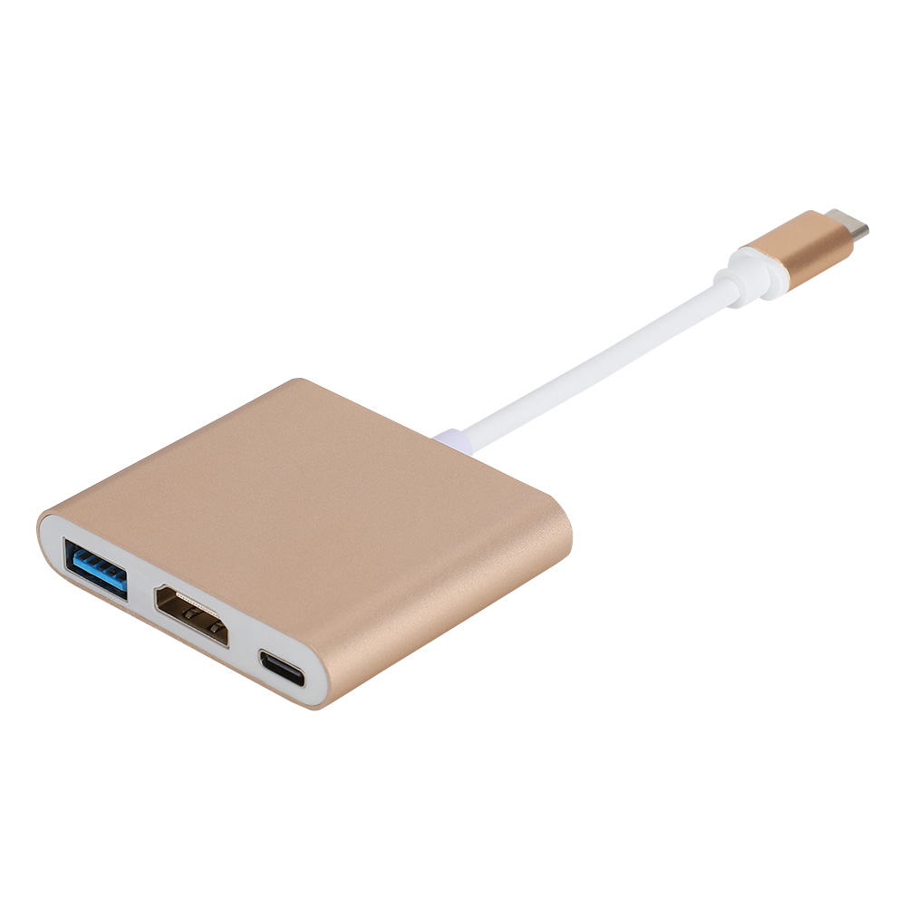 Ein goldfarbener USB-C-Hub mit weißem Kabel und goldenem Stecker. Er hat einen USB-Anschluss, HDMI-Anschluss und einen weiteren USB-C-Anschluss.