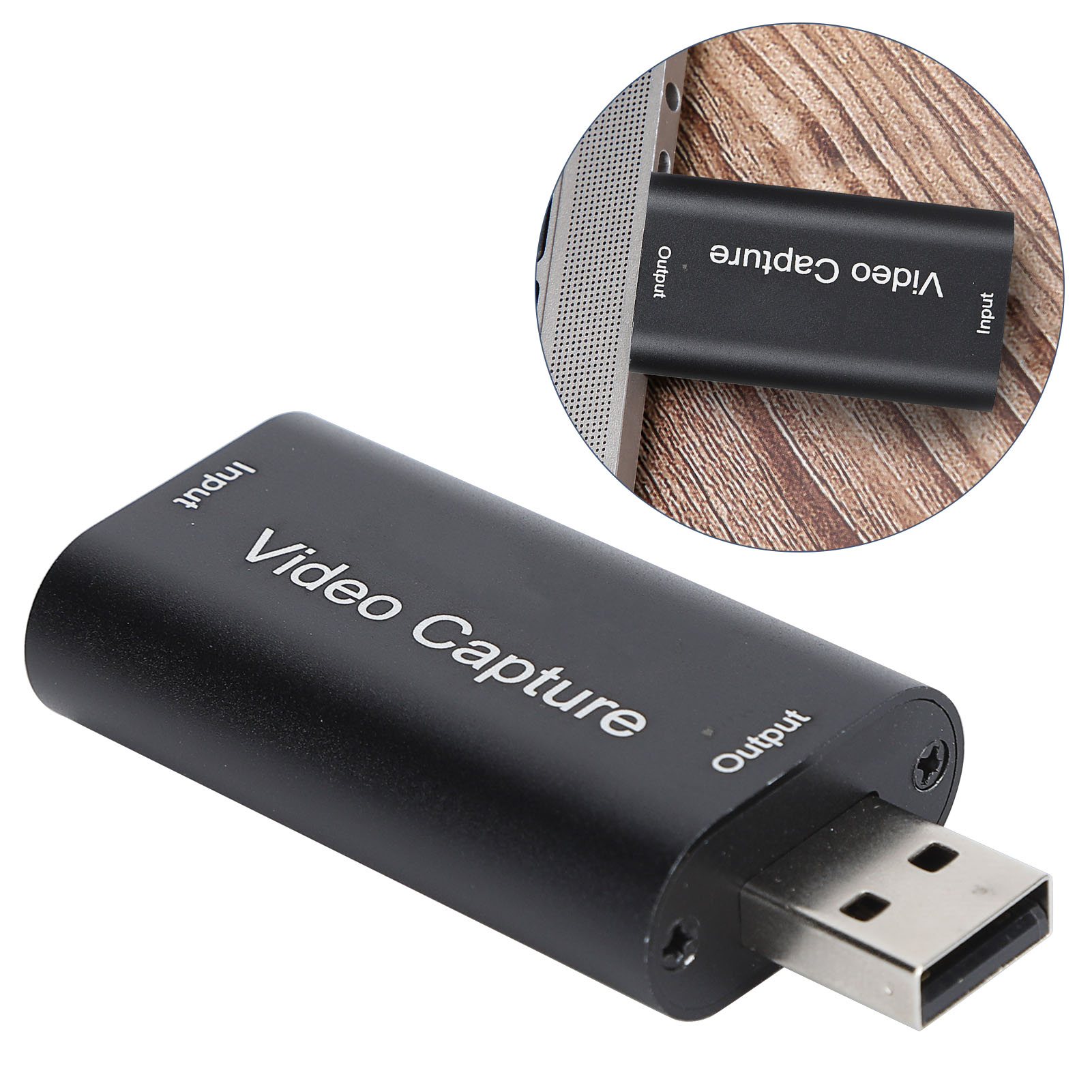Schwarzes Videoaufnahmegerät, USB-Anschluss und ein kleineres Gerät, das an einen Laptop angeschlossen ist. Text 'Video Capture' sichtbar.