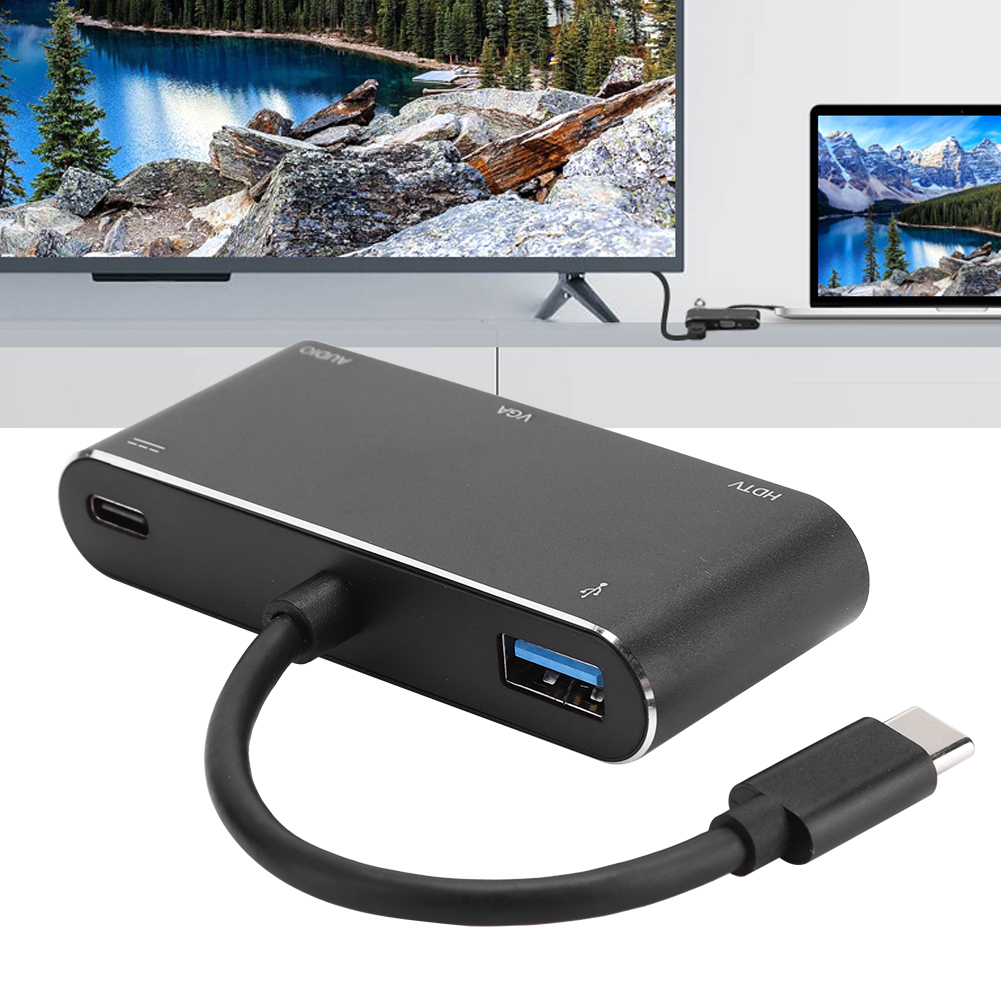 Ein schwarzer USB-C-Hub ist mit einem Laptop und einem Fernseher verbunden, auf dem eine Seeszene zu sehen ist. Der Hub hat verschiedene Anschlüsse.