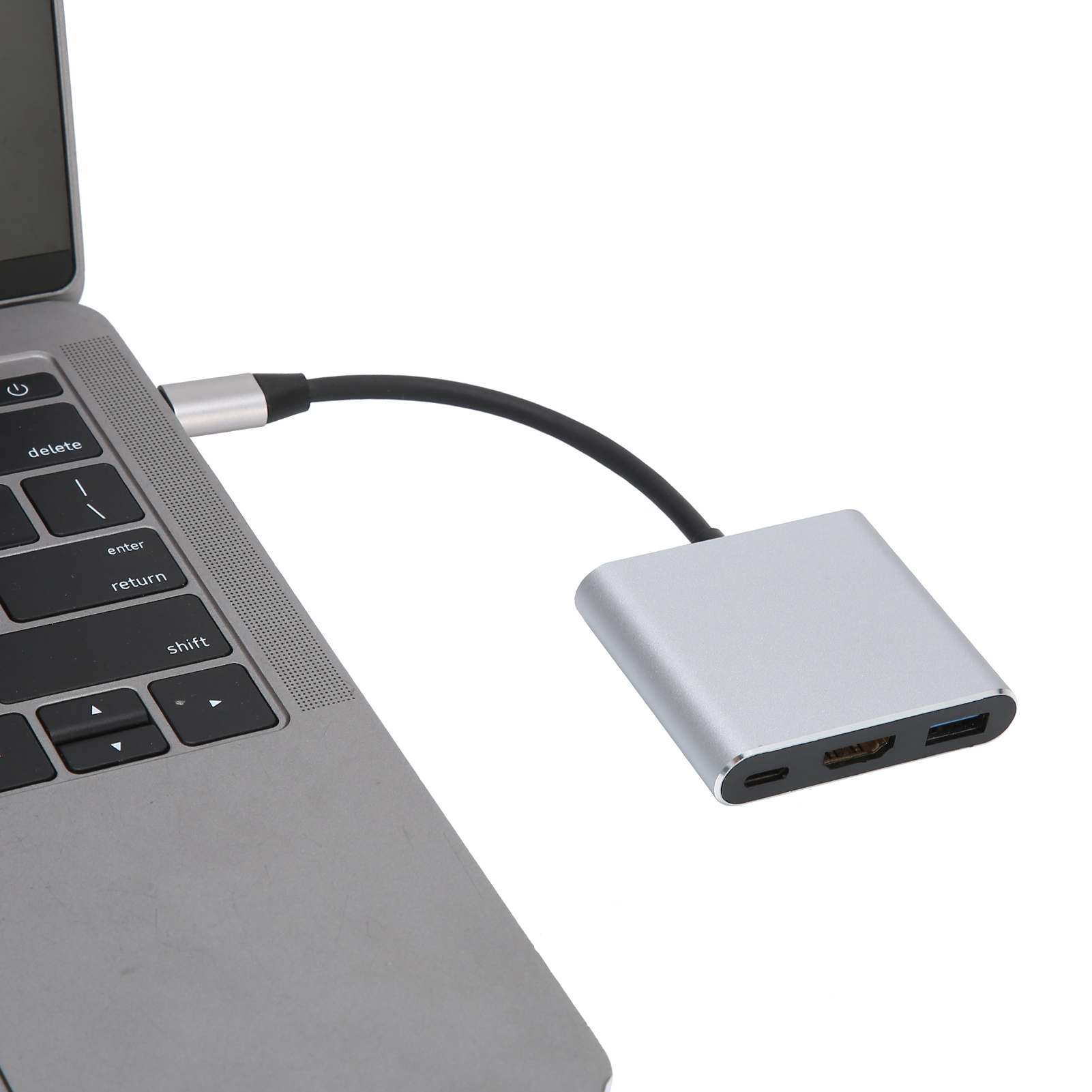 Laptop mit silbernem Hub mit HDMI- und USB-Anschlüssen verbunden. Schwarzes Kabel verbindet Hub mit Laptop.