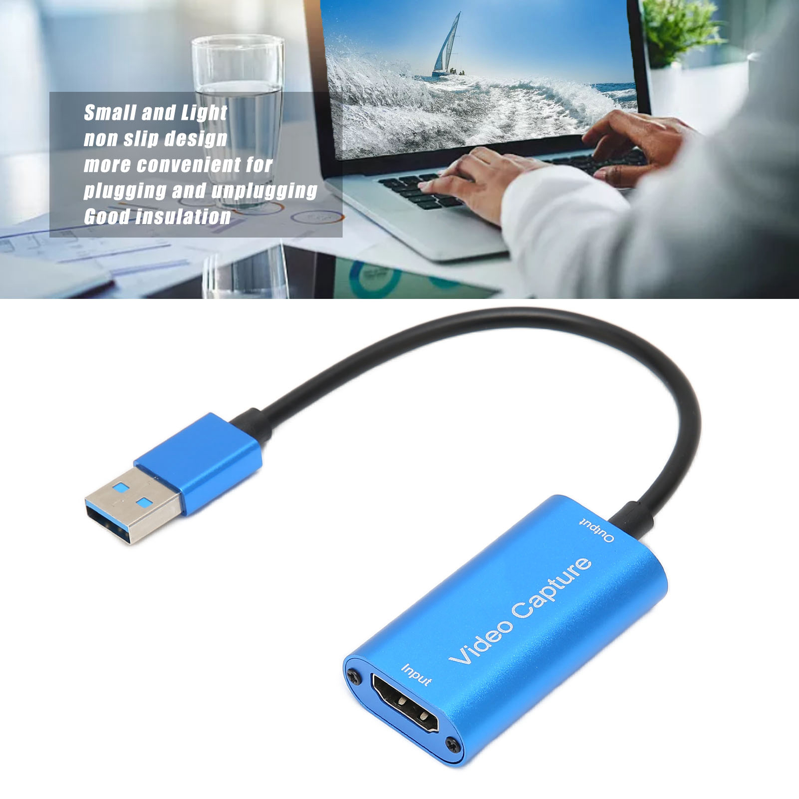 Ein blaues Videoaufnahmegerät mit USB- und HDMI-Anschlüssen. Es ist mit einem Laptop verbunden. Auf dem Schreibtisch steht ein Glas Wasser.