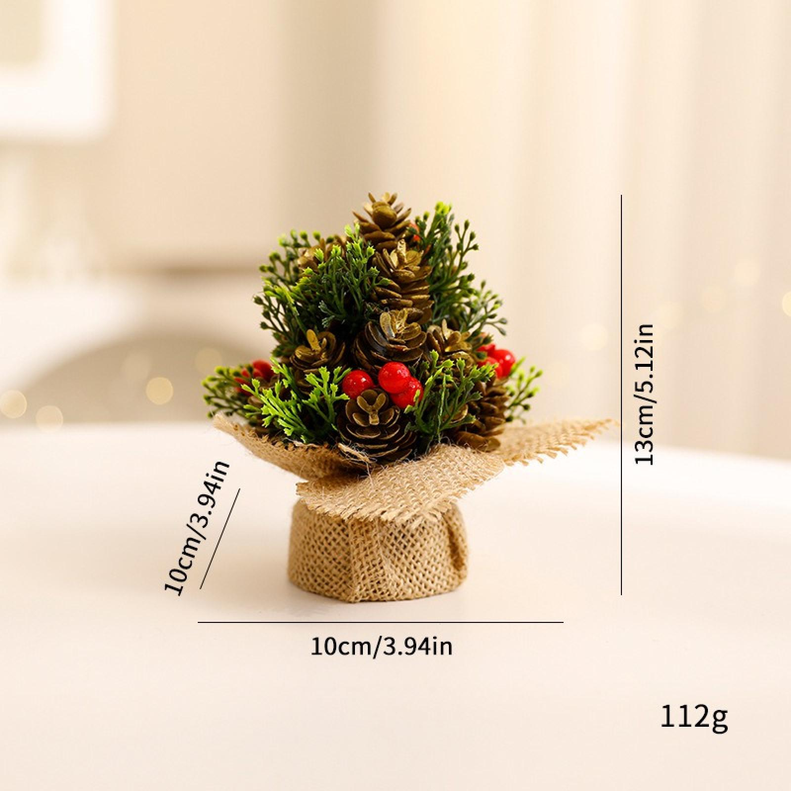 Ein Miniatur-Weihnachtsbaum aus Tannenzapfen, roten Beeren und grünem Laub in einem Jutesack. Maße sind angegeben.