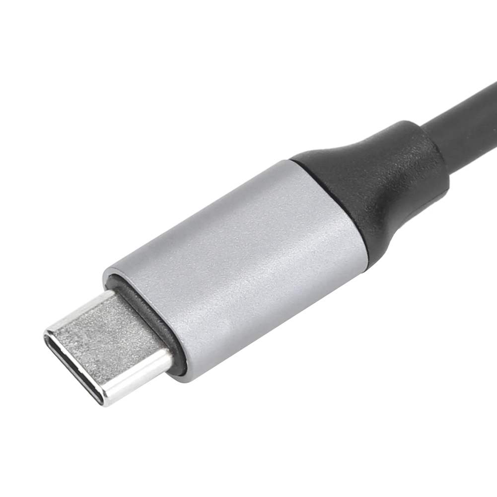 Nahaufnahme eines USB-C-Kabels. Der Stecker ist silberfarben und das Kabel schwarz. Der Hintergrund ist weiß.