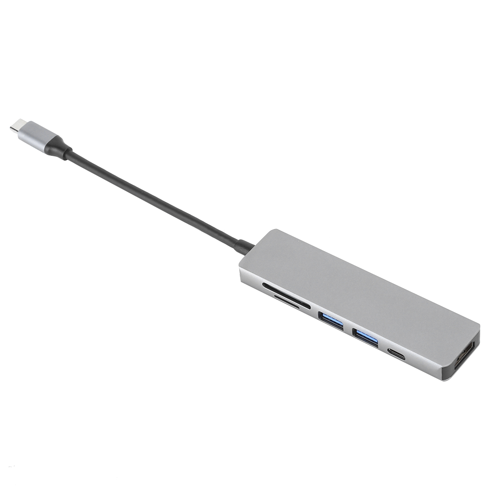 Ein silberner USB-C-Hub mit mehreren Anschlüssen, einschließlich USB, HDMI und Kartenleser, verbunden mit einem schwarzen Kabel.