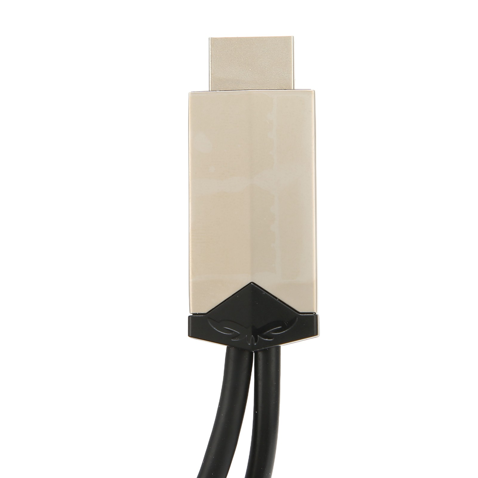 Ein HDMI-Anschluss mit beigefarbenem Gehäuse und schwarzen Kabeln auf weißem Hintergrund. Der Stecker ist eingesteckt.