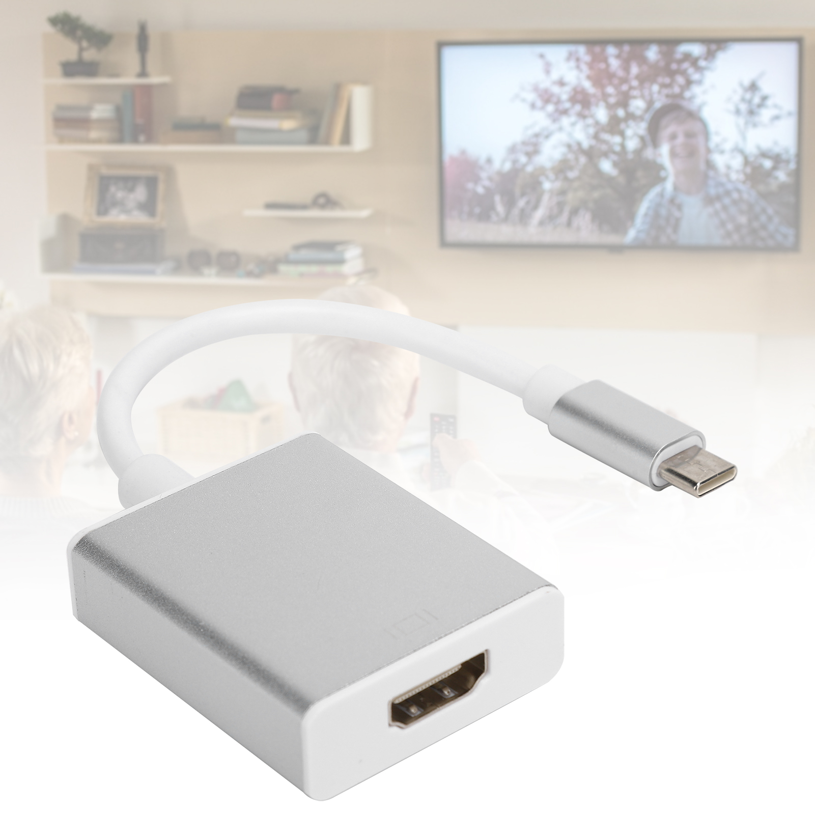 Ein silberner HDMI-Adapter mit weißem Kabel und USB-C-Anschluss. Im Hintergrund ein Fernseher und Menschen, die ihn ansehen.
