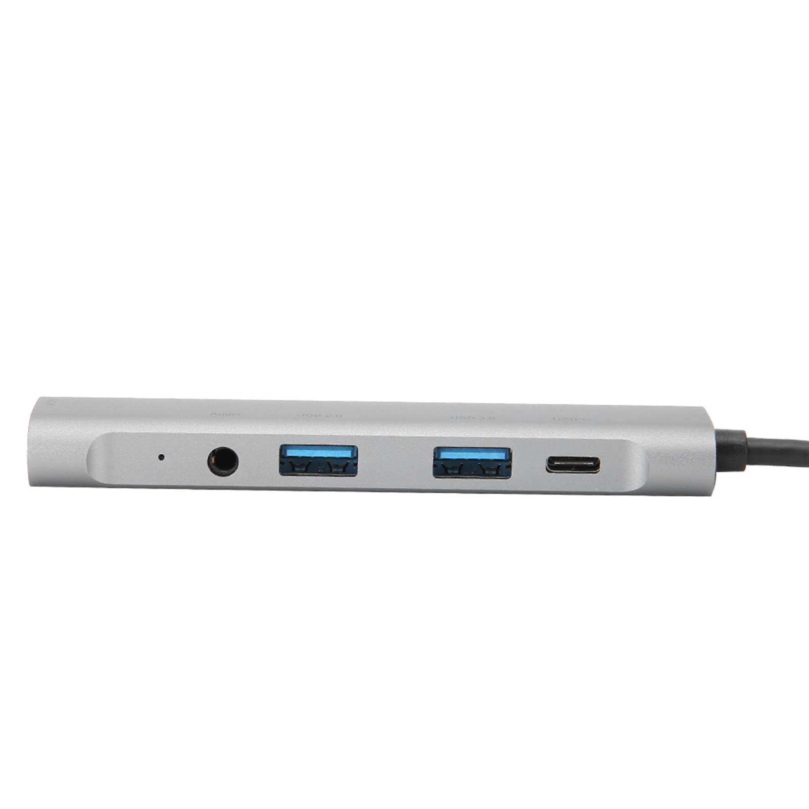 Silberner USB-Hub mit mehreren Anschlüssen: Audio, USB 2.0, USB 3.0 und USB-C. Schwarzes Kabel rechts. Weißer Hintergrund.