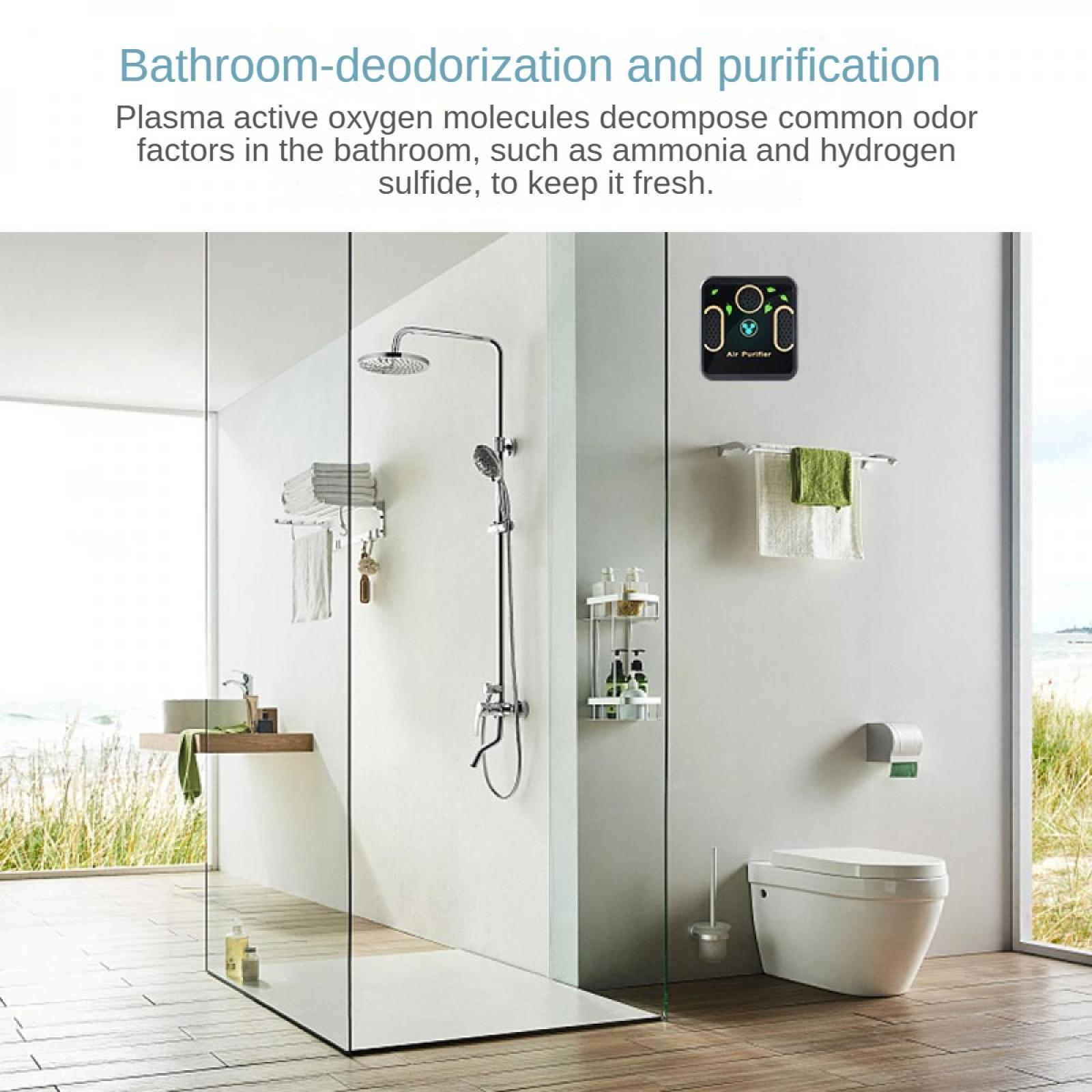 Modernes Badezimmer mit Dusche, Toilette und Luftreiniger. Weiße Wände, Holzboden und Meerblick. Handtücher und Toilettenartikel.
