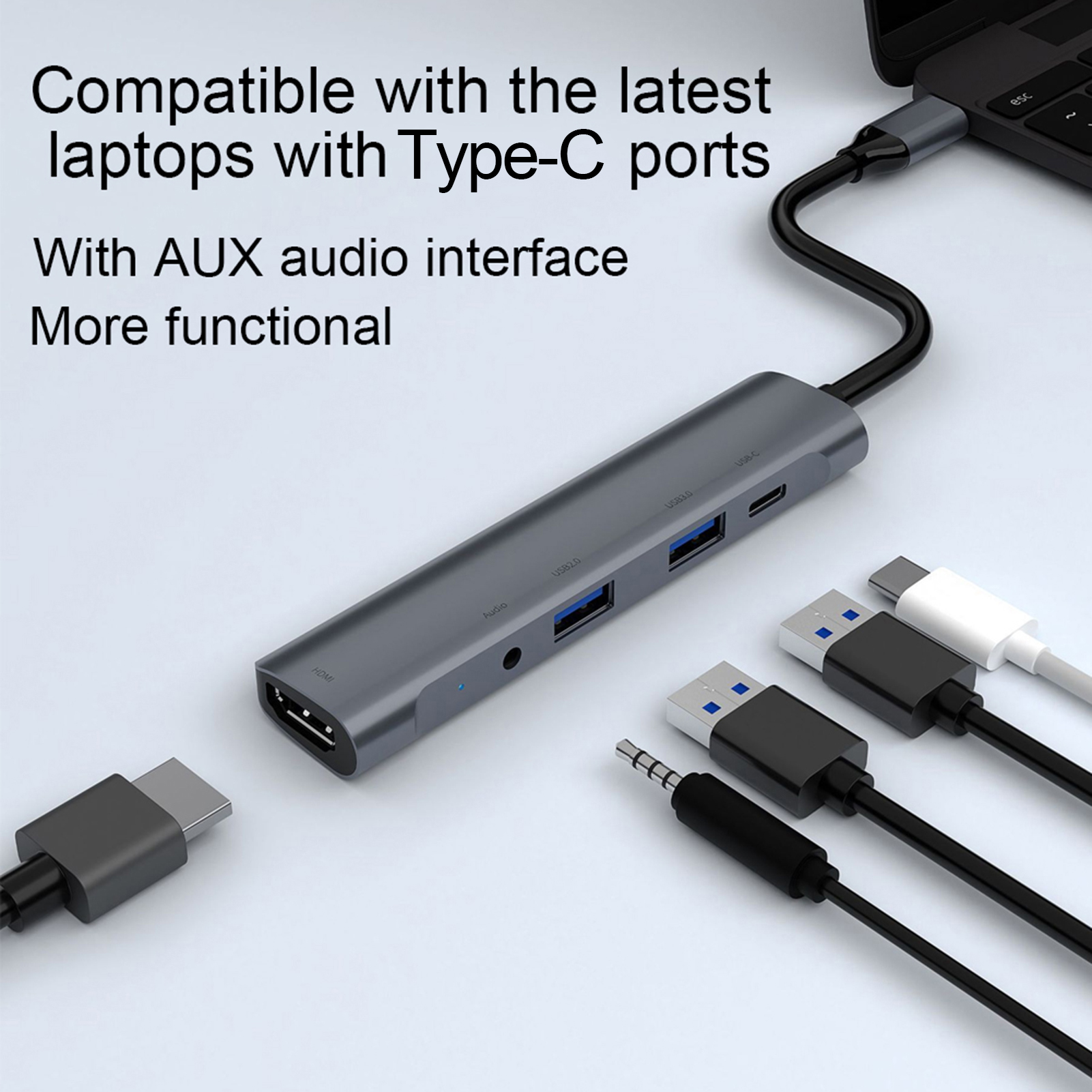 Ein grauer USB-Hub mit Anschlüssen, der an einen Laptop angeschlossen ist. Kabel mit USB-, AUX- und Typ-C-Anschlüssen werden angezeigt.