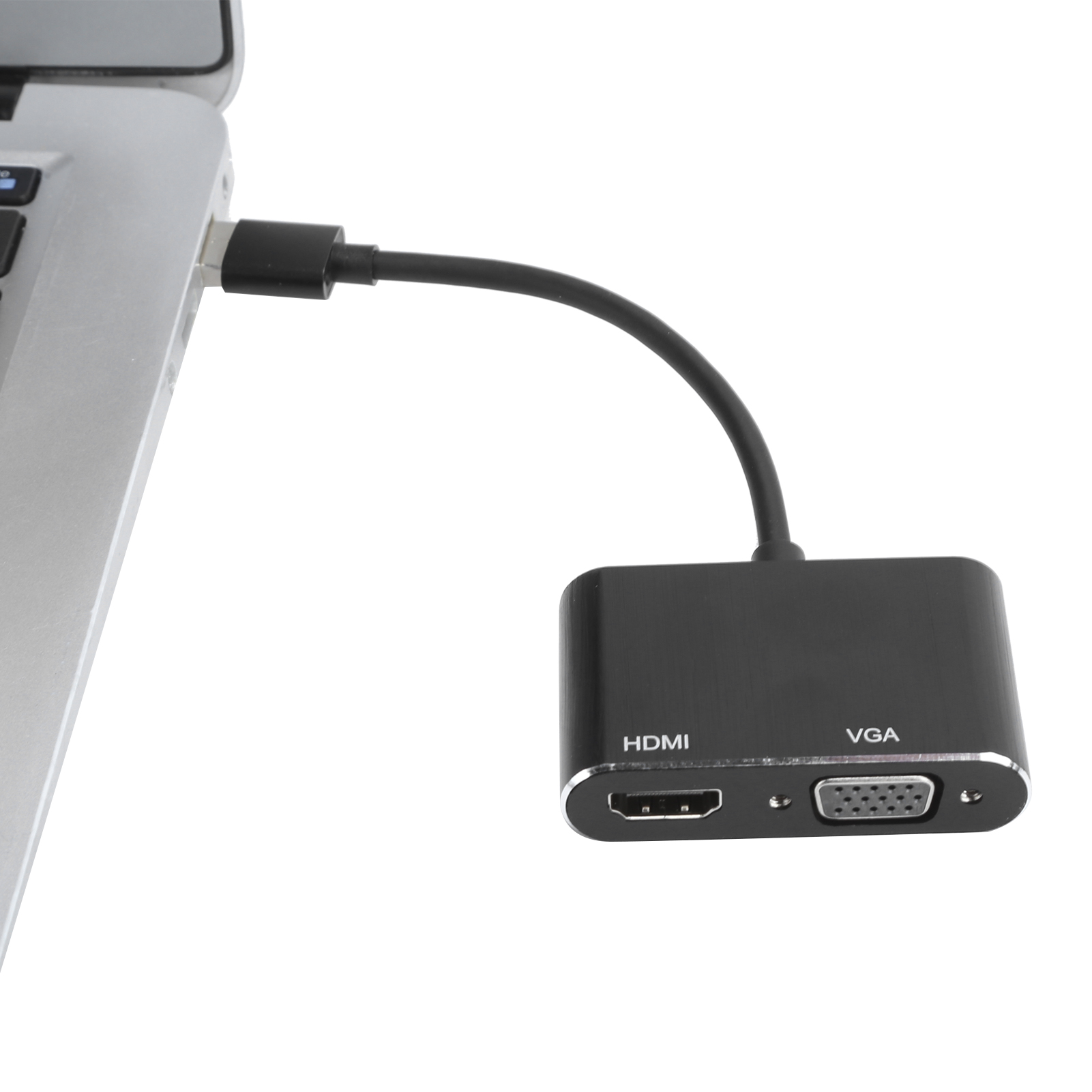Ein schwarzer HDMI- und VGA-Adapter, der an einen Laptop angeschlossen ist. Der Adapter ist mit HDMI- und VGA-Anschlüssen beschriftet.