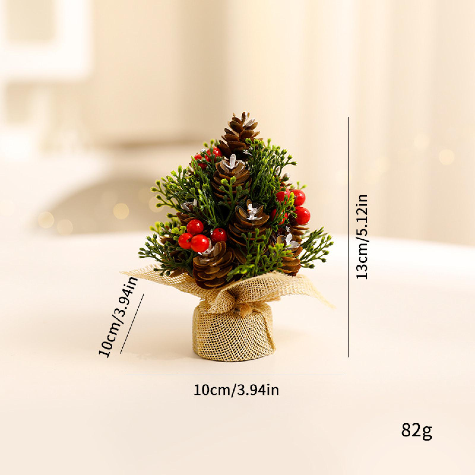 Ein kleiner künstlicher Weihnachtsbaum mit Tannenzapfen und roten Beeren auf einer mit Jute umwickelten Basis, Maße angezeigt.