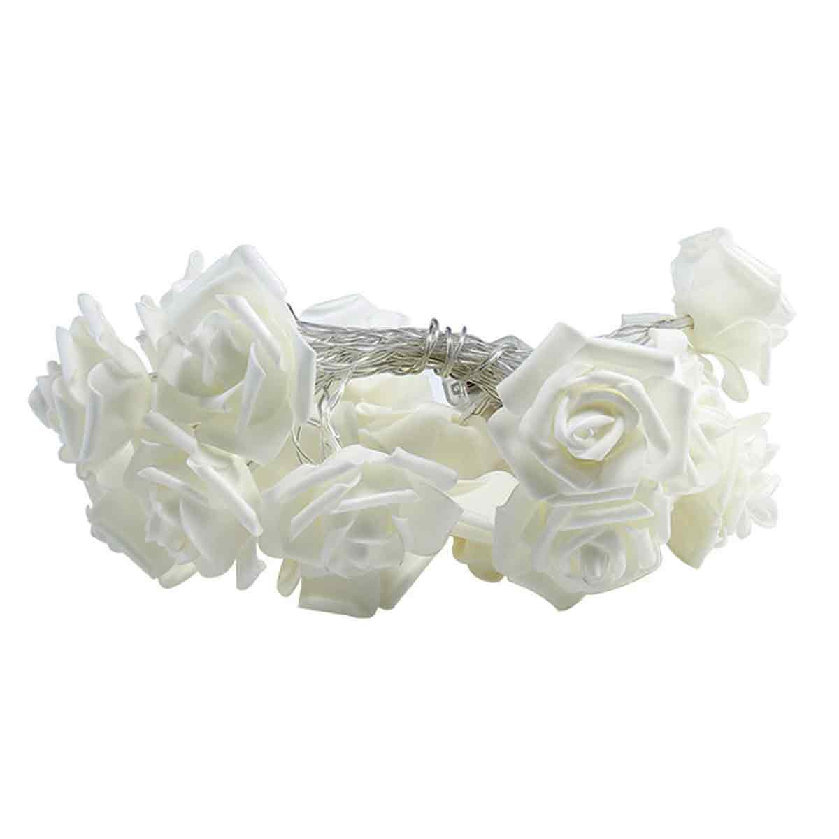 Eine Schnur aus weißen künstlichen Rosen. Die Rosen sind zusammengefasst. Der Draht ist sichtbar.