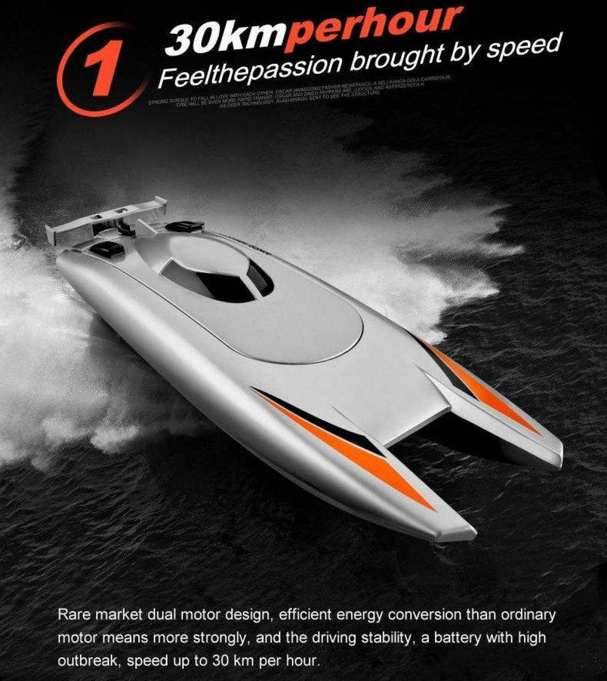 Ein silbernes Schnellboot mit orangefarbenen Akzenten auf dem Wasser. Text zeigt eine Geschwindigkeit von 30 km/h. Text beschreibt auch das Doppelmotordesign.